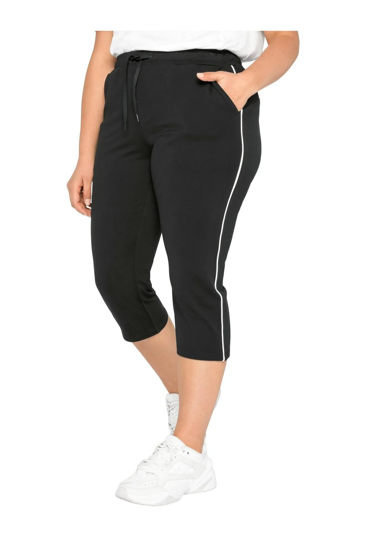 Sheego  Kurze Sporthose - Schwarz - Mittlerer Bund