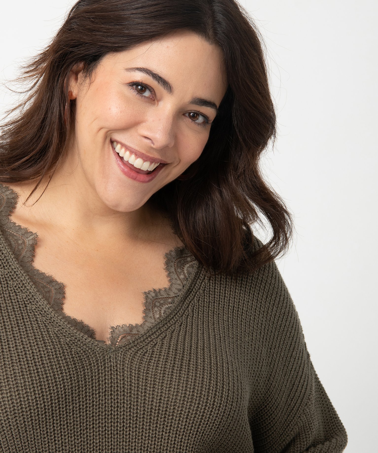 Pull femme grande taille avec décolleté V en dentelle kaki | GEMO