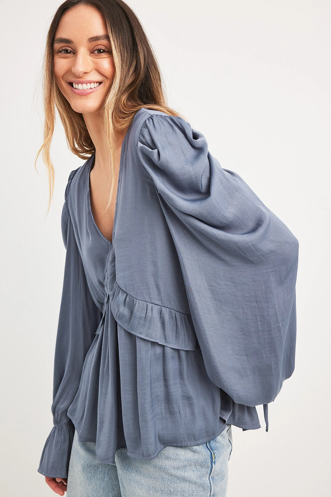 Strukturierte Bluse mit Rüschendetail und gebundenen Ärmeln