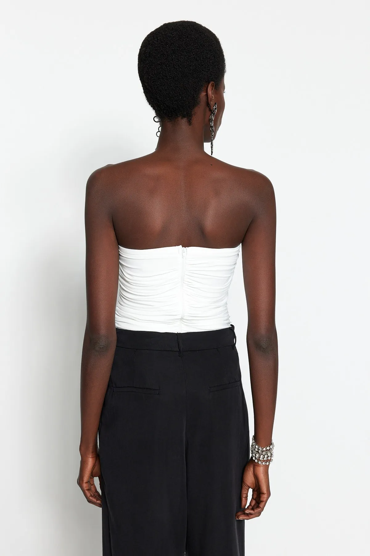 Trendyol Collection  Ecrufarbener, gefütterter, drapierter Strick-Body mit Druckknöpfen TPRSS23BD00027