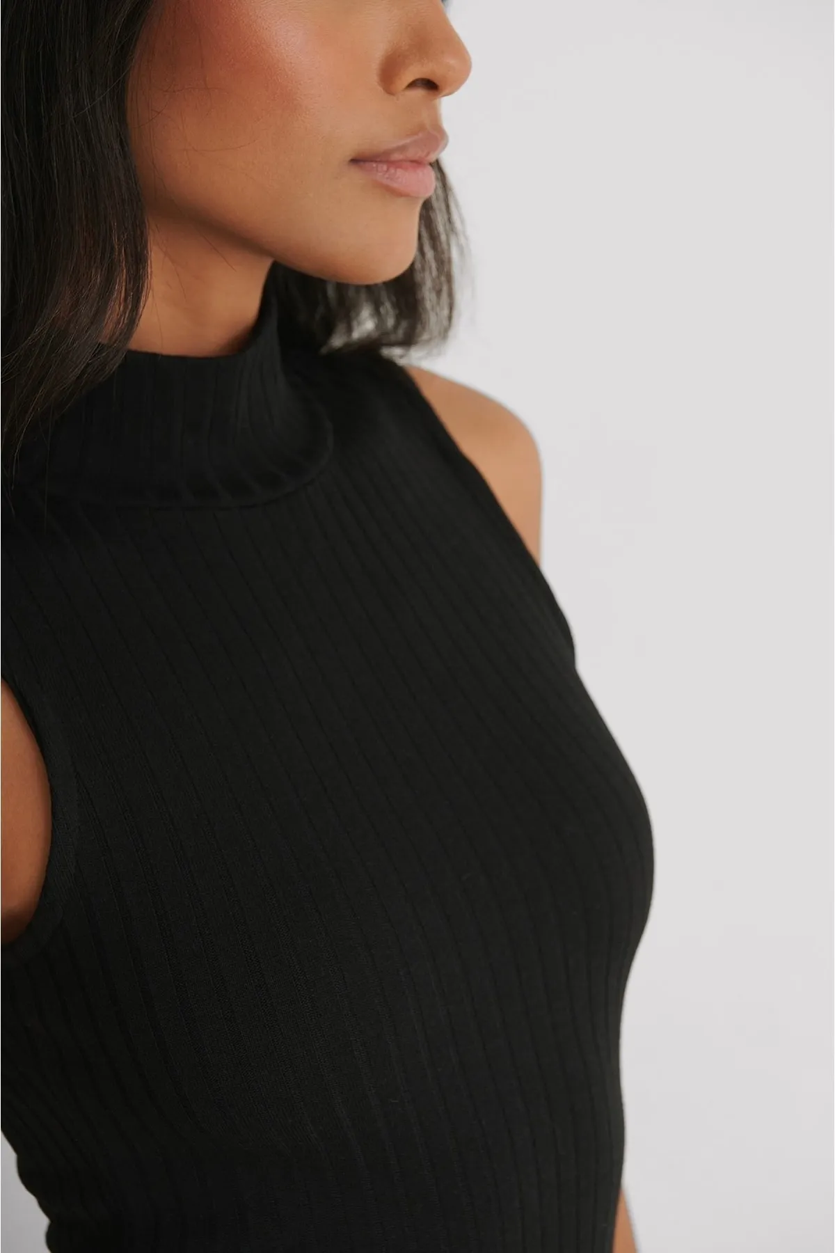 NA-KD  Hochgeschlossenes, geripptes, ärmelloses Kleid.