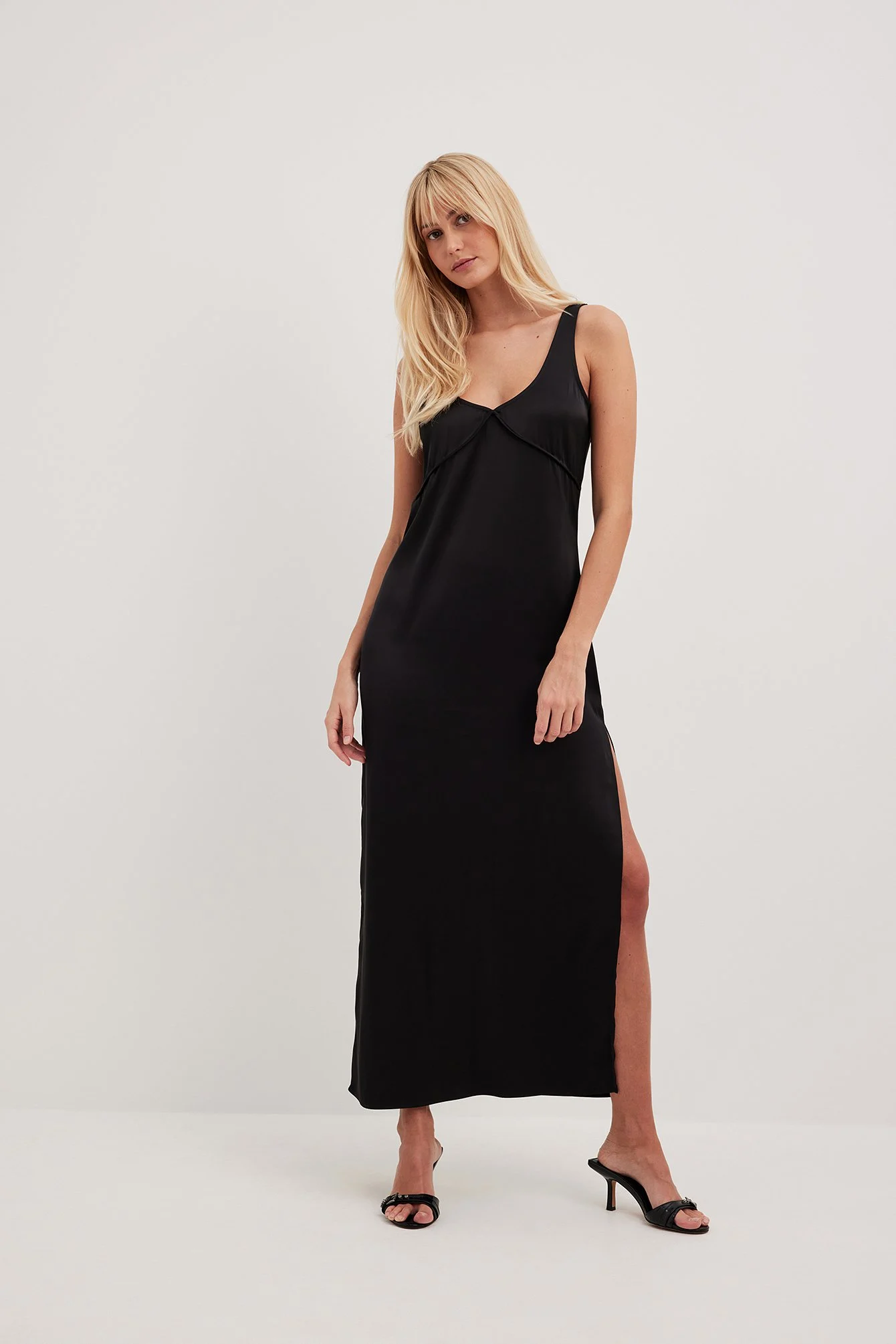 Maxikleid aus Satin mit Schlitzdetail