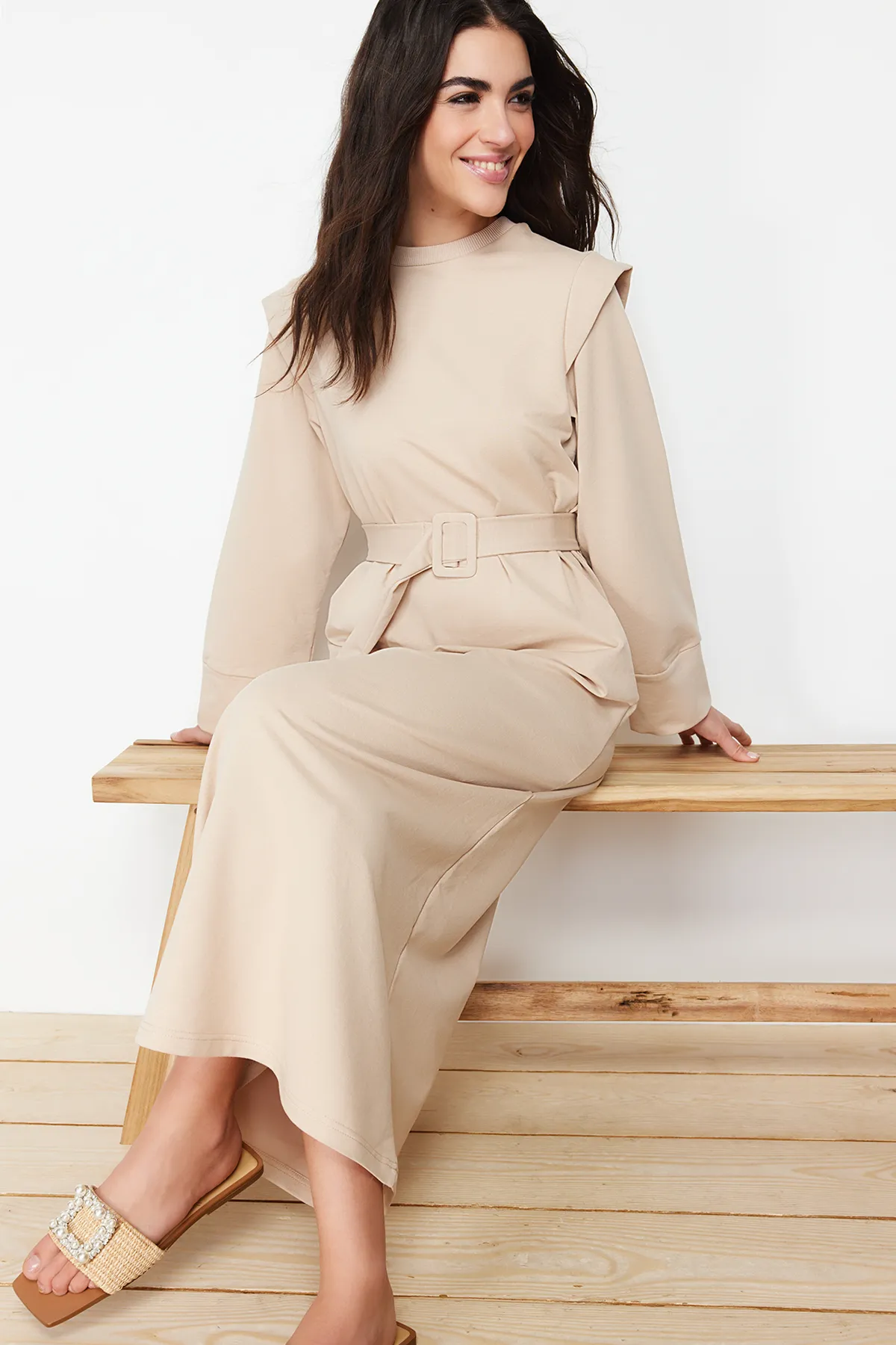 Trendyol Modest  Beigefarbenes Strickkleid mit Gürtel und Schulterdetail TCTSS24EB00120
