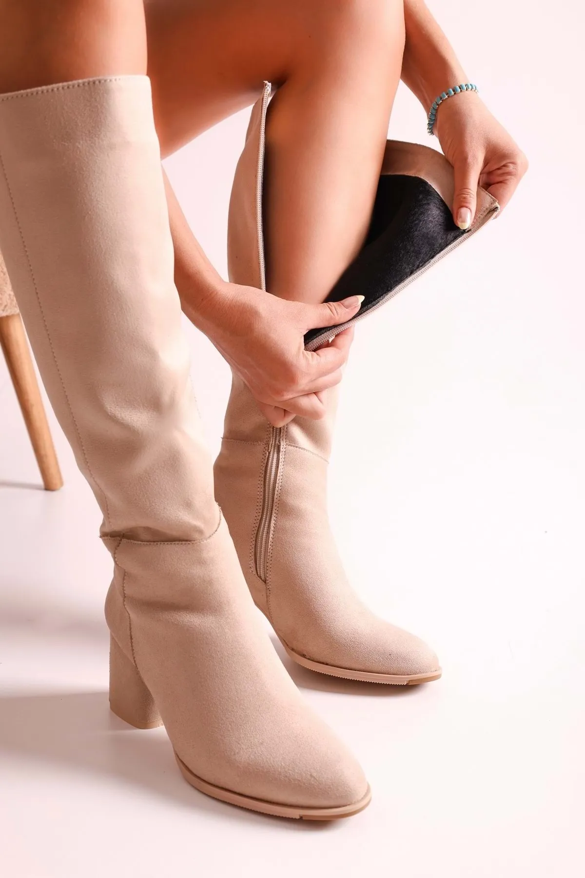 Shoeberry  Damen-Stiefel Kiella aus beigem Wildleder mit Absatz Beige Wildleder