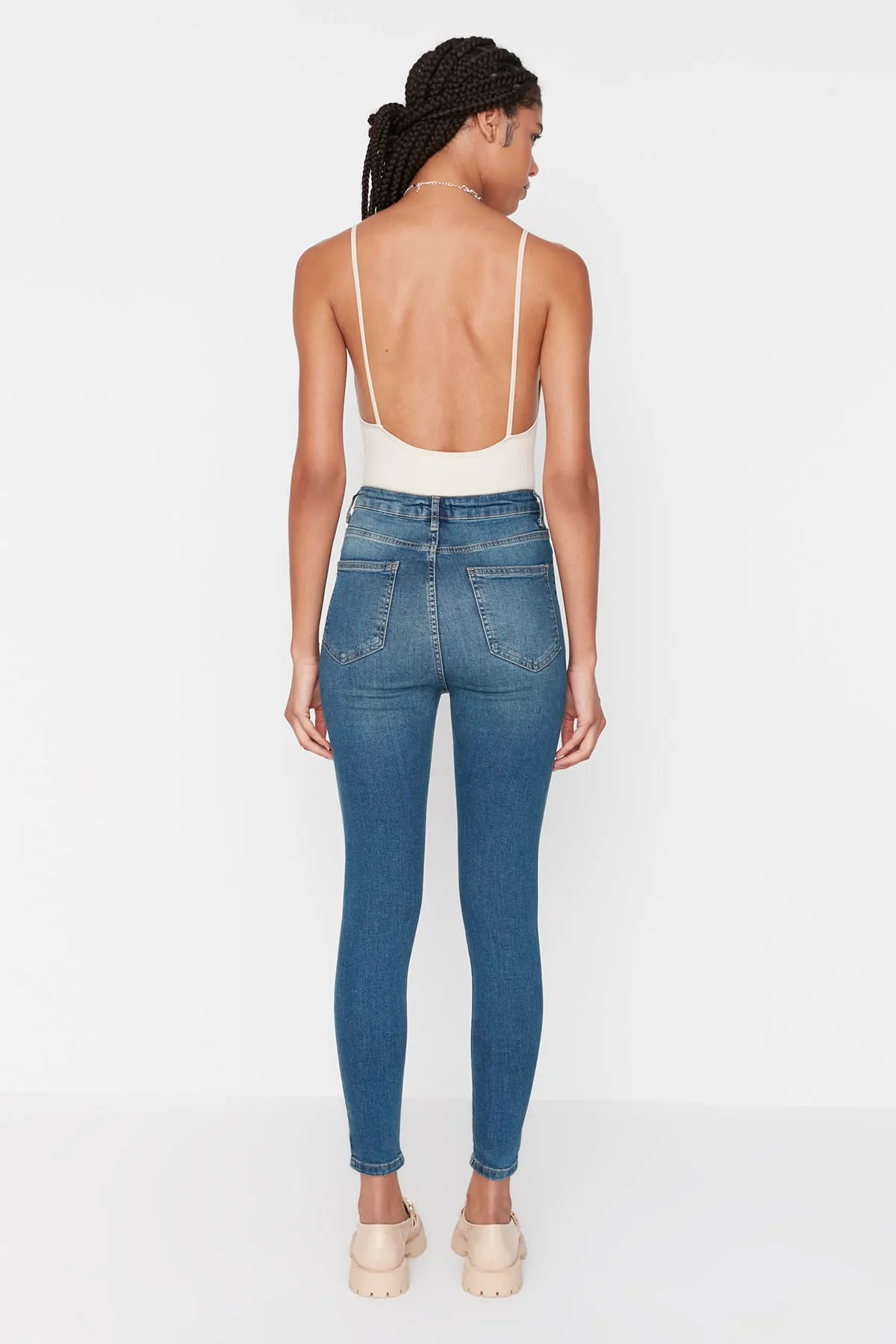 Trendyol Collection  Dunkelblaue Skinny-Jeans mit superhoher Taille TWOSS22JE0560