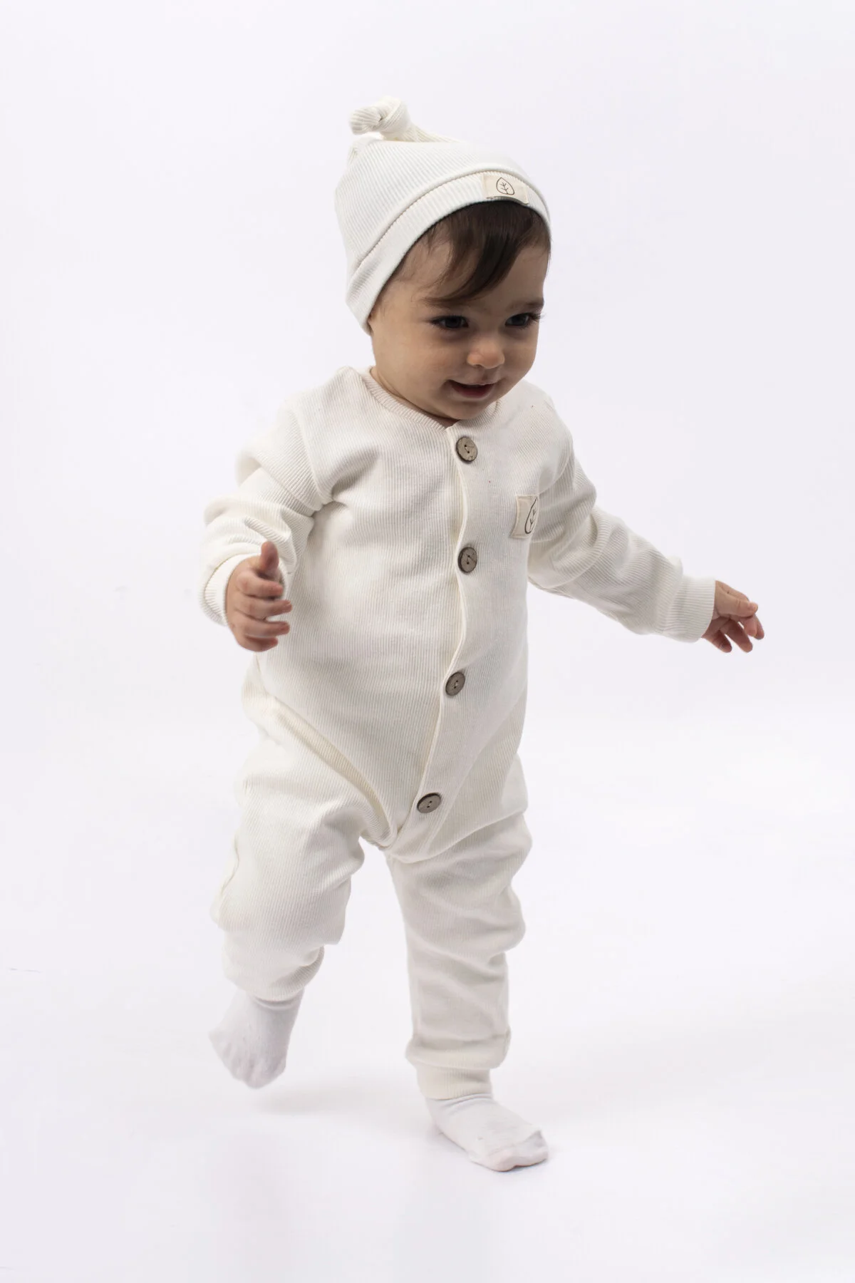 Bubito  Stylischer Unisex Baby-Overall mit Holzknopf und Mütze - weiß