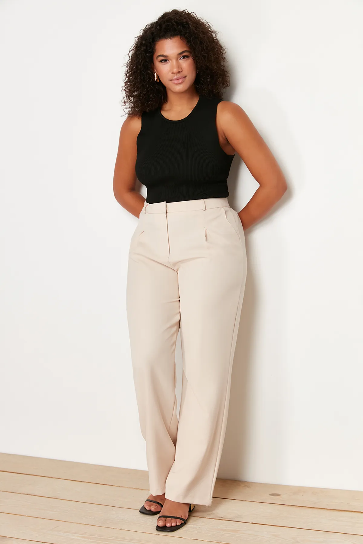 Trendyol Curve  Steinfarbene, gerade geschnittene, gewebte Bundfaltenhose mit weitem Bein TBBSS24AR00021