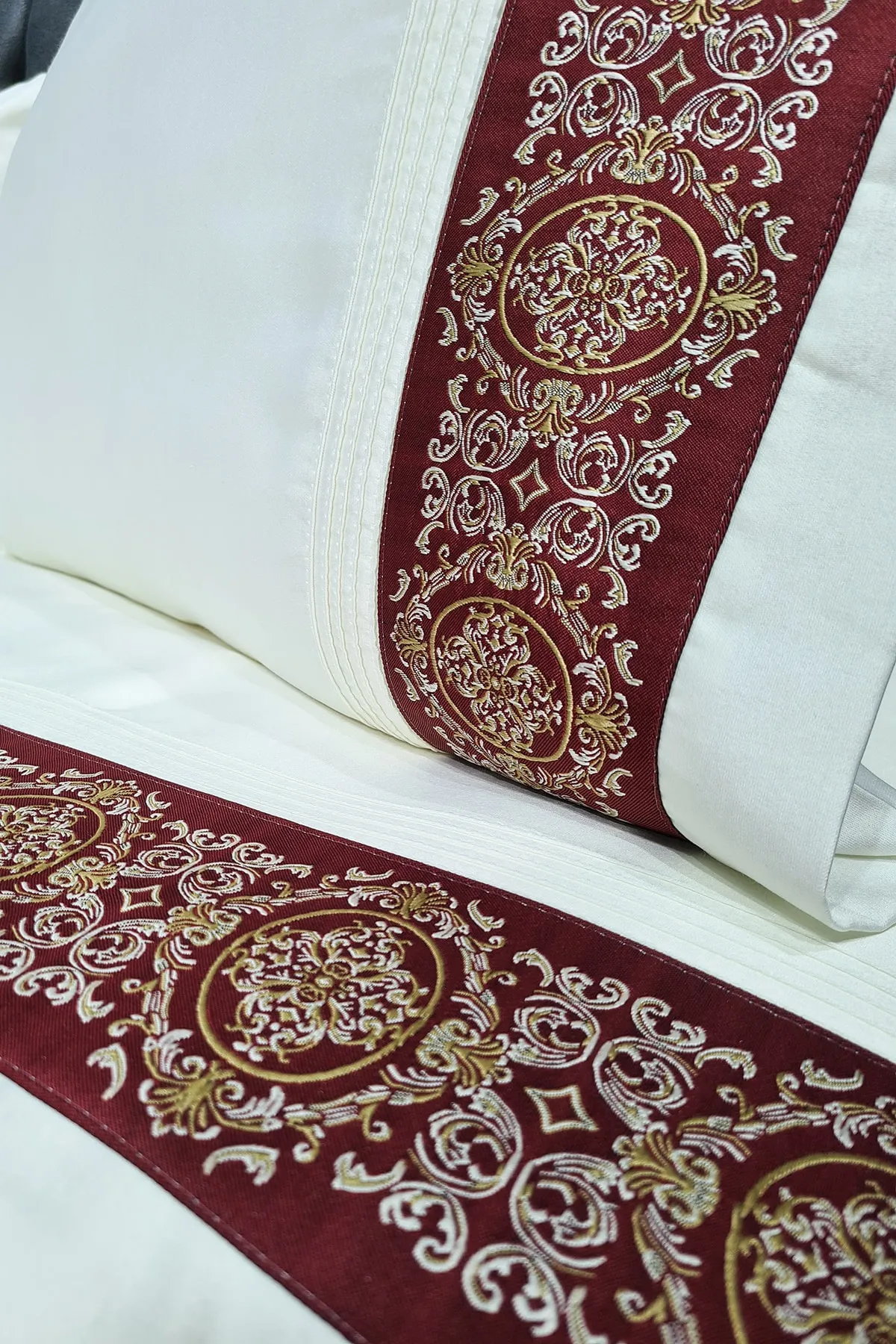 Çeyiz Diyarı  Hünkar Bettbezug-Set aus geripptem Baumwollsatin, cremefarben, weinrot