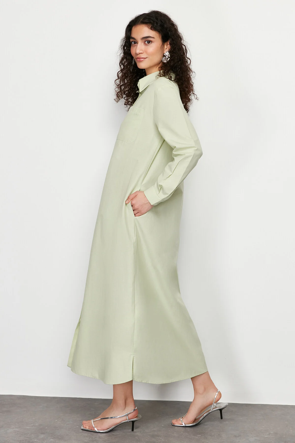 Trendyol Modest  Hellkhakifarbenes, schlicht gewebtes Hemdkleid TCTSS24EB00137