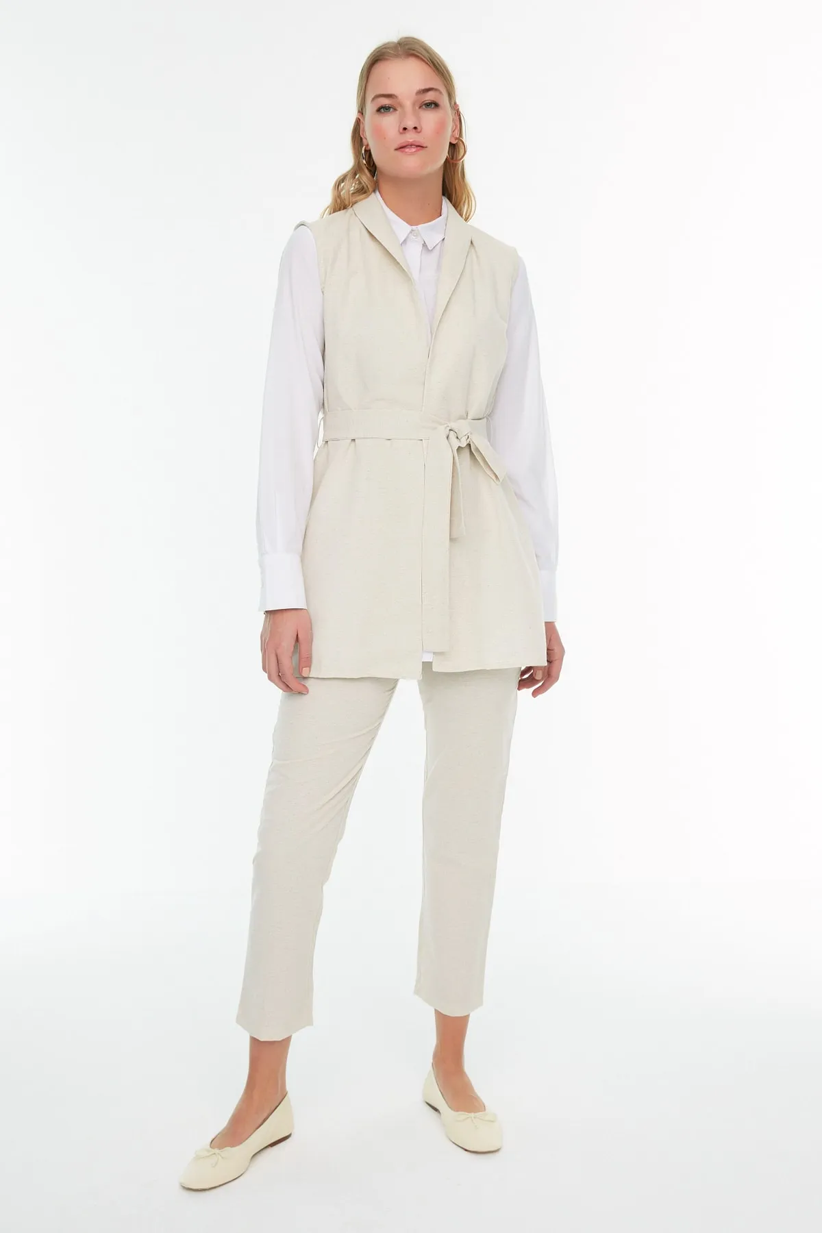 Trendyol Modest  Beigefarbener gewebter Anzug aus Weste und Hose in Leinenoptik mit Gürtel TCTSS22US00003