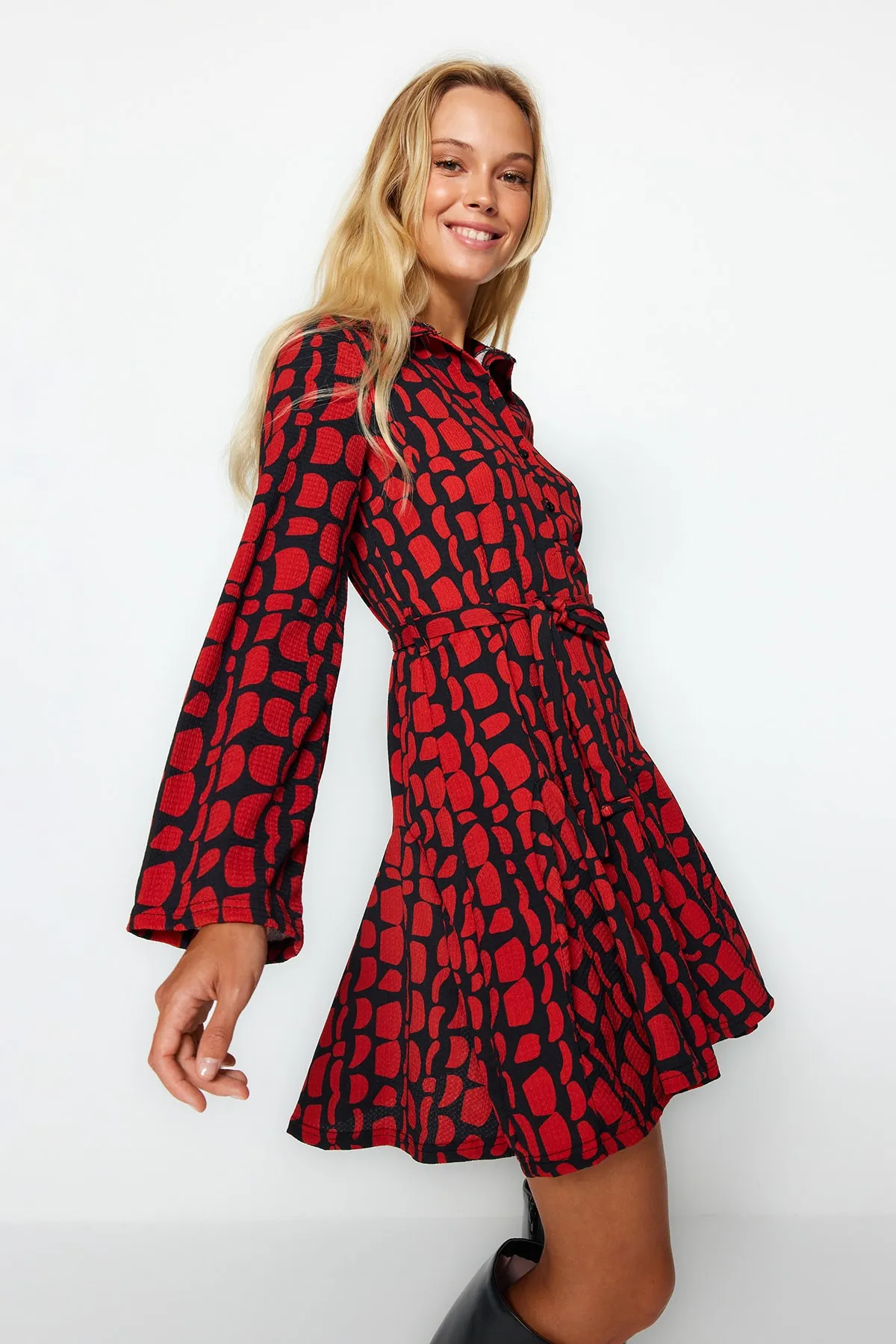 Trendyol Collection  Burgunderfarbenes Mini-Strickkleid mit Wickel-/strukturiertem Print, Rollkragen und Taillengürtel TWOAW24EL00351