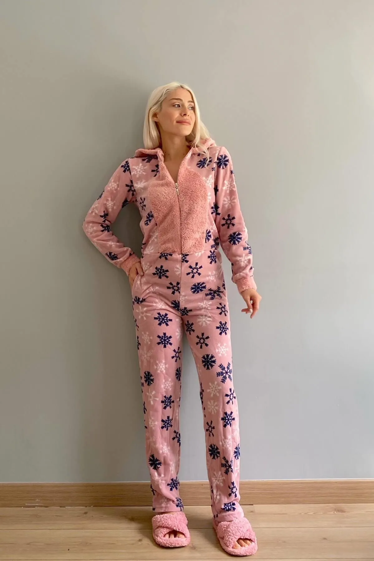 Pijamaevi  Rosa Schneeflocken-gemusterter Damen-Overall-Pyjama aus Fleece und Plüsch für Damen
