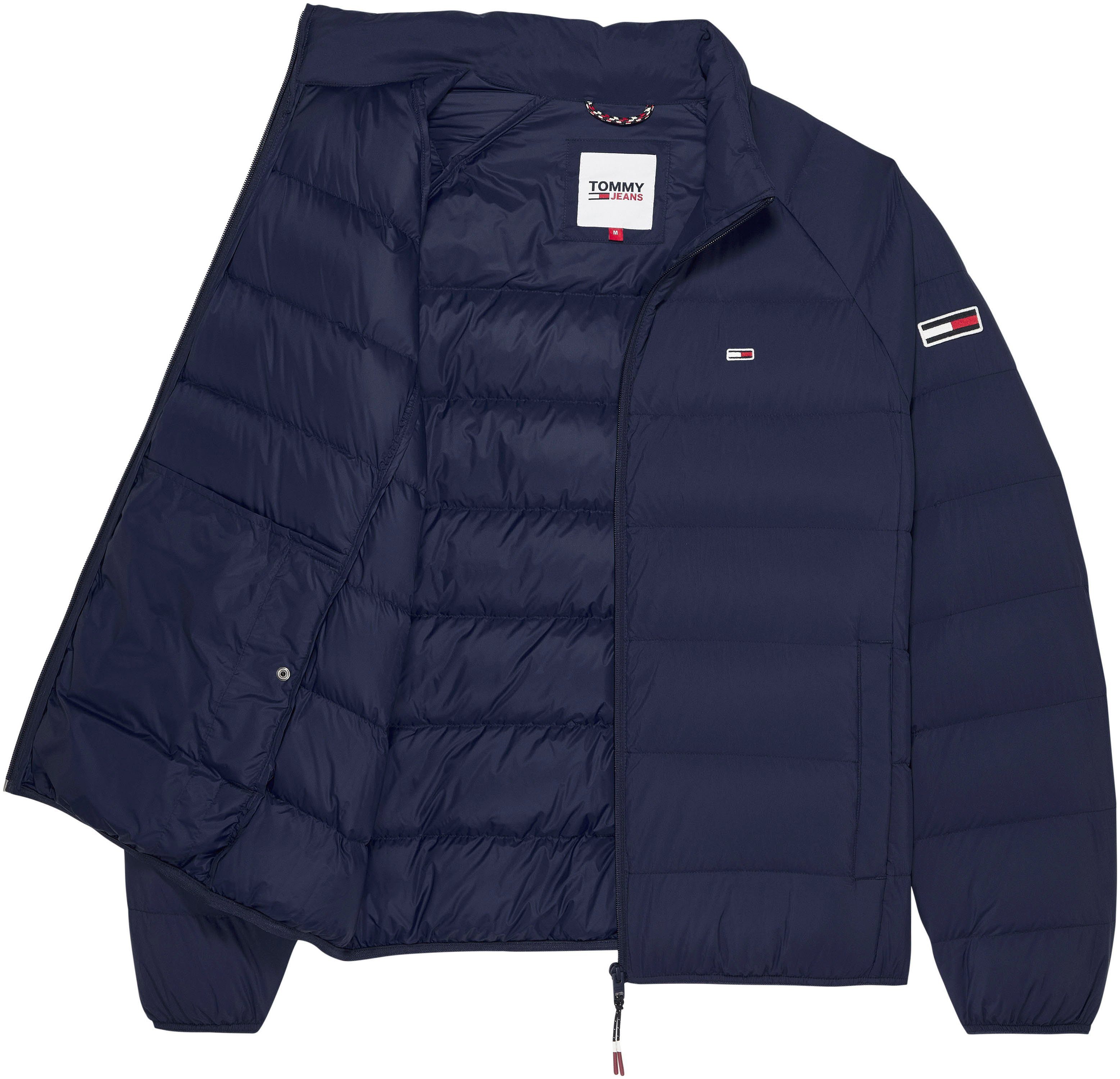 Tommy Jeans Daunenjacke TJM LIGHT DOWN JACKET mit Logostickerei