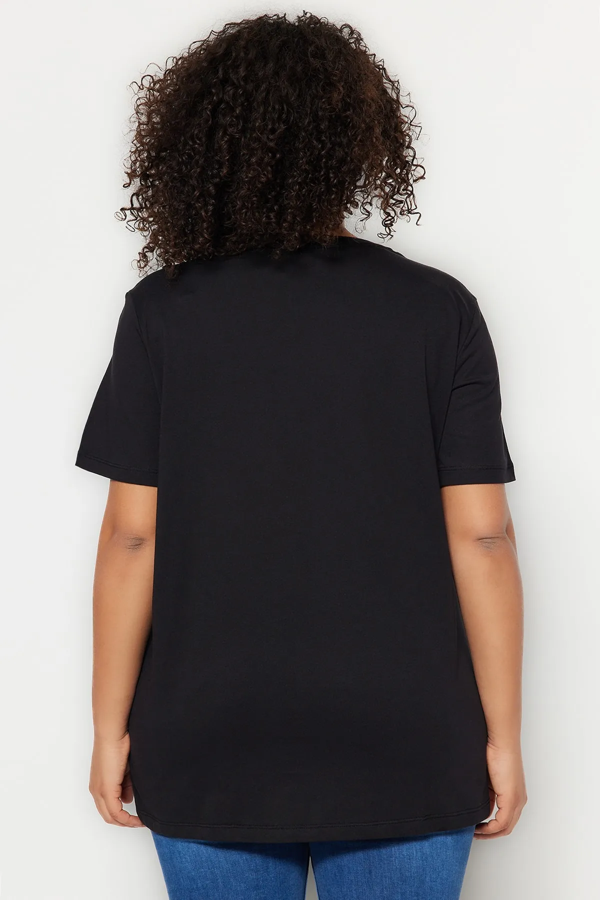 Trendyol Curve  Schwarzes, benzinfarbenes Boyfriend-Strick-T-Shirt mit Rundhalsausschnitt und Schlitz TBBSS22BF0031