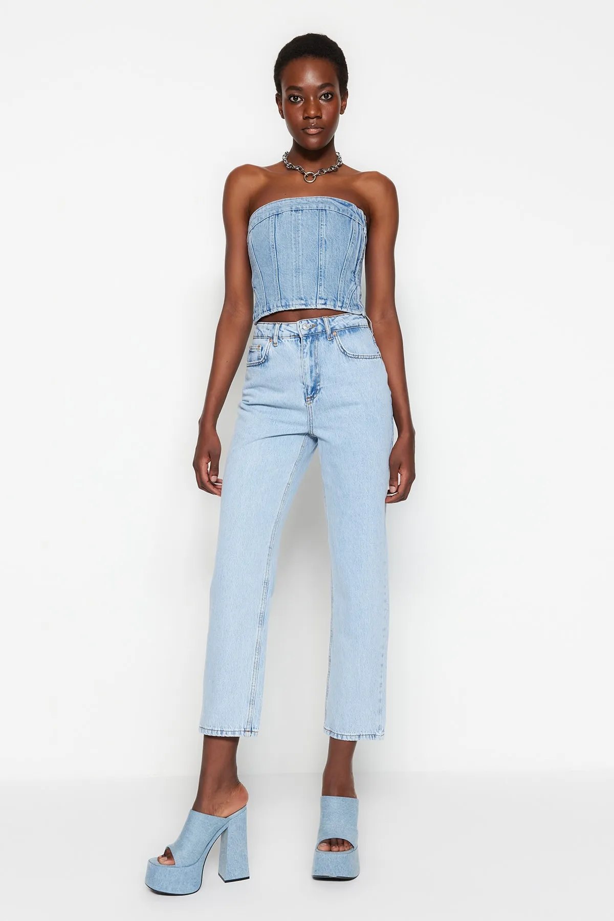 Trendyol Collection  Hellblaue gerade Jeans mit hoher Taille TWOSS23JE00089