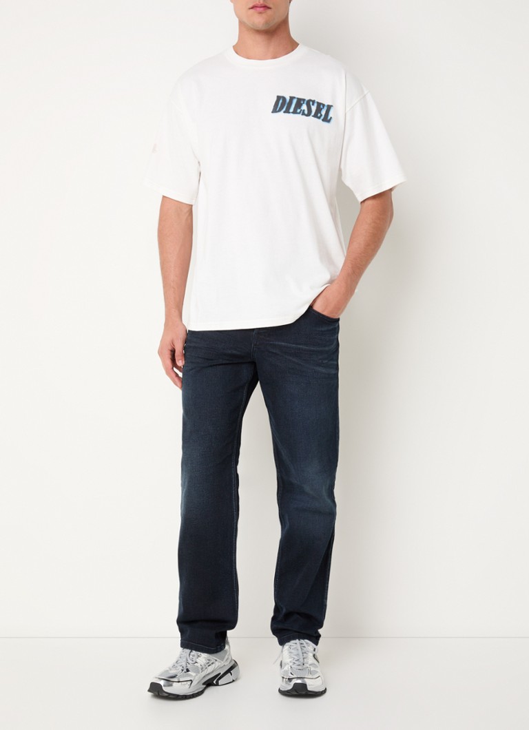 Blugi Diesel D-Finitive, croială clasică, detalii închise la culoare cu aspect distressed