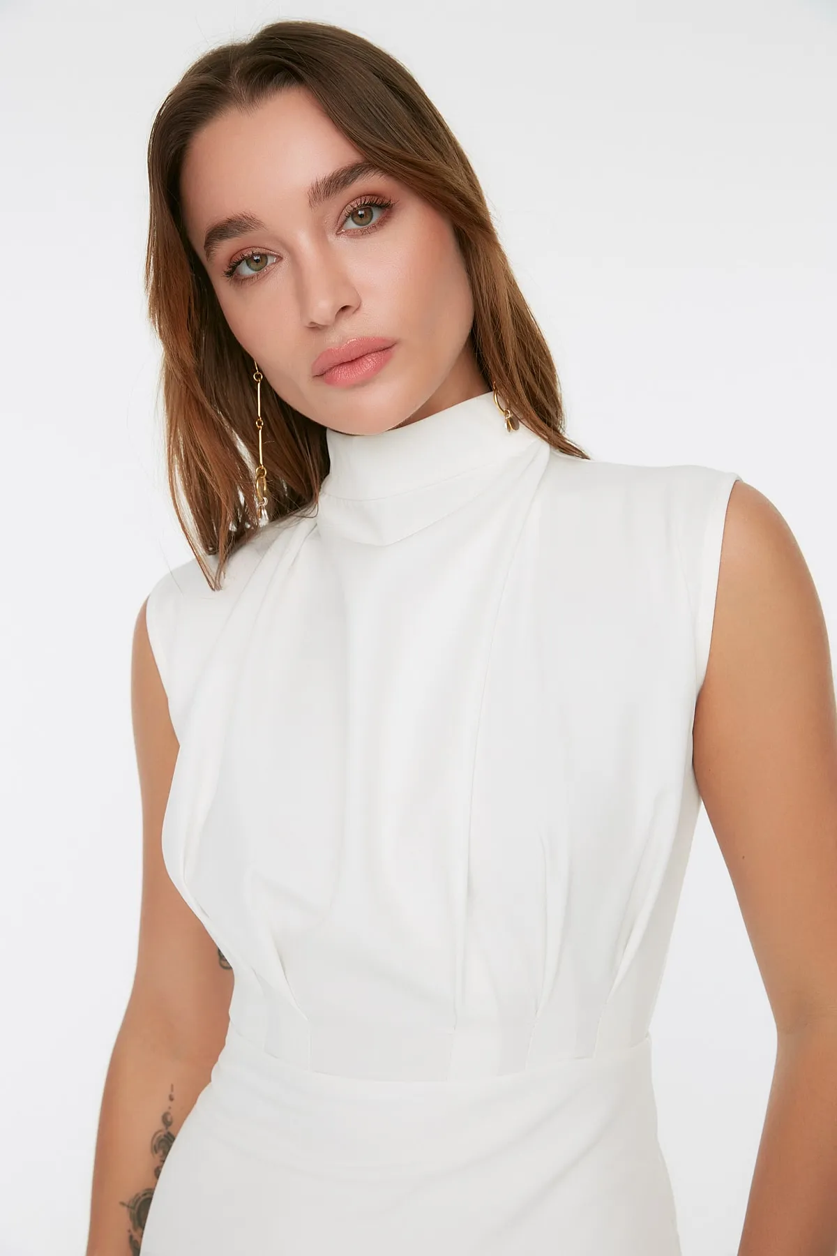Trendyol Collection  Ecrufarbenes, figurbetontes, gewebtes Kleid mit Stehkragen TWOAW20EL0311