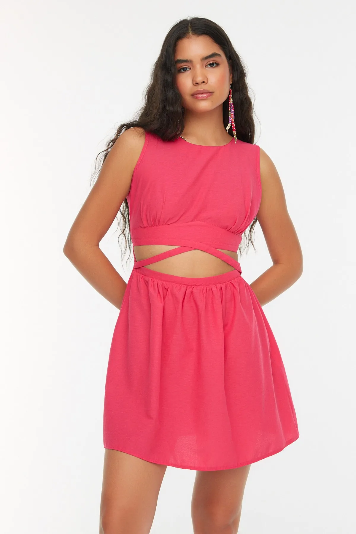 Trendyol Collection  Fuchsiafarbenes, detailliertes Super-Mini-Webkleid mit Ausschnitten TWOSS22EL2242