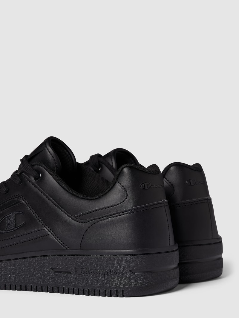Sneaker mit Label-Detail in schwarz