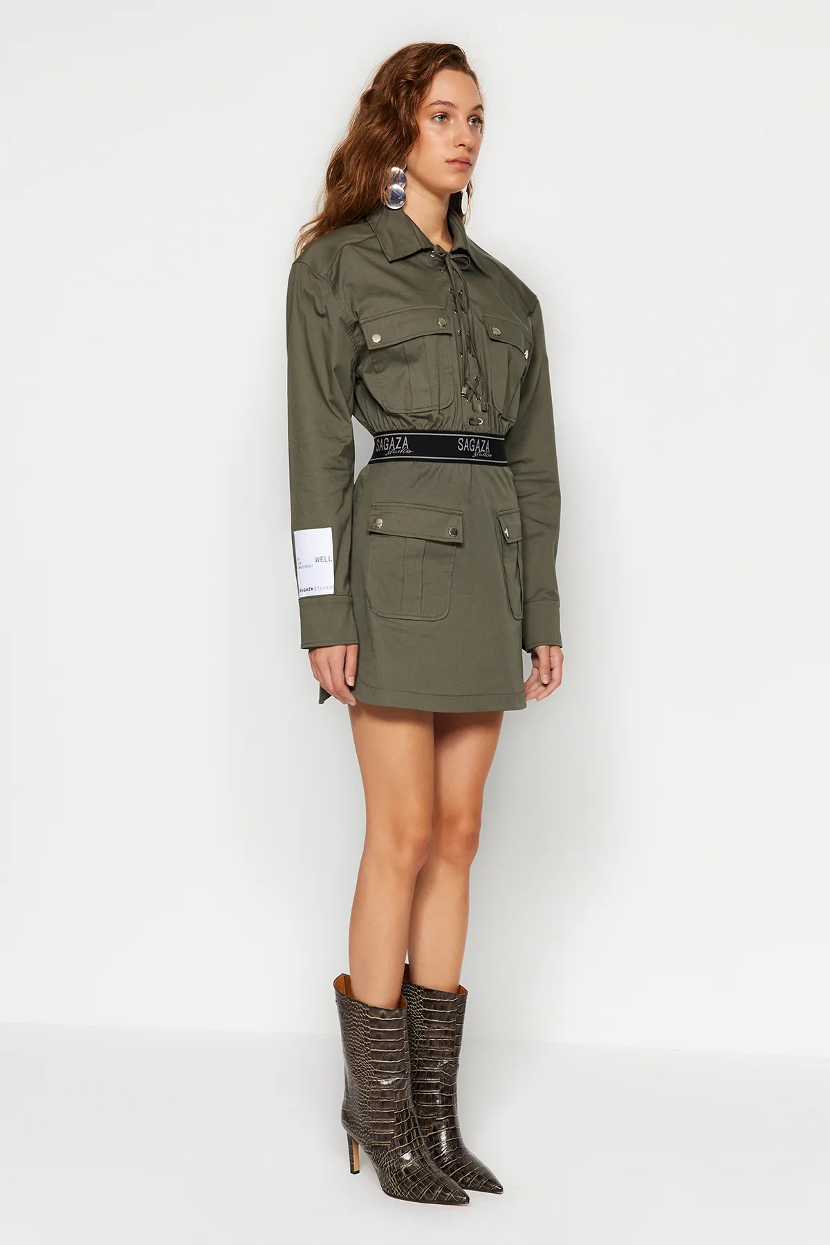 Trendyol Collection  X Sagaza Studio Khaki-Popeline-Kleid mit elastischer Taille TCLAW24EL00007