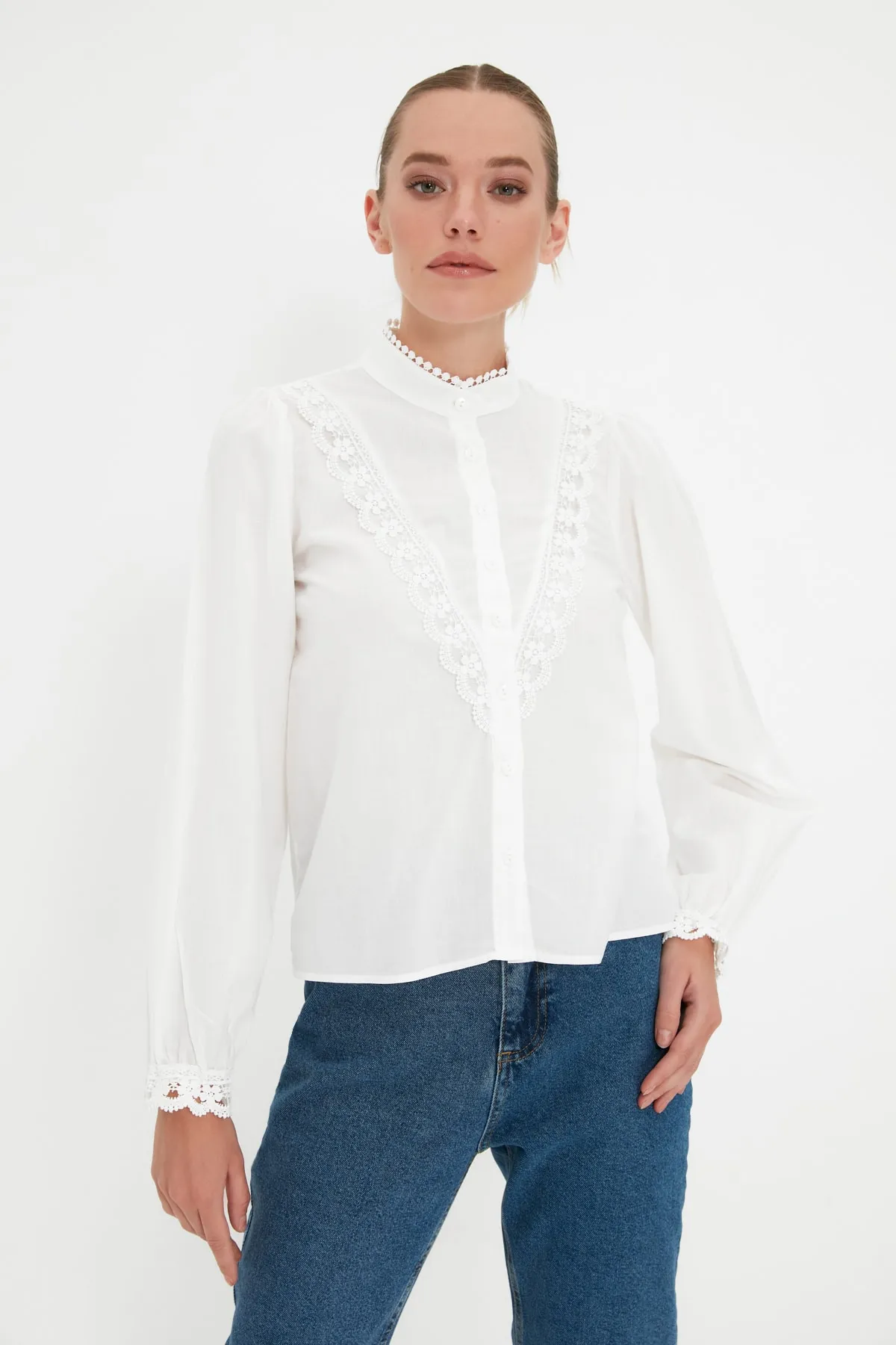 Trendyol Collection  Weißes Spitzenhemd aus Baumwolle - Regular Fit TWOAW21GO0077