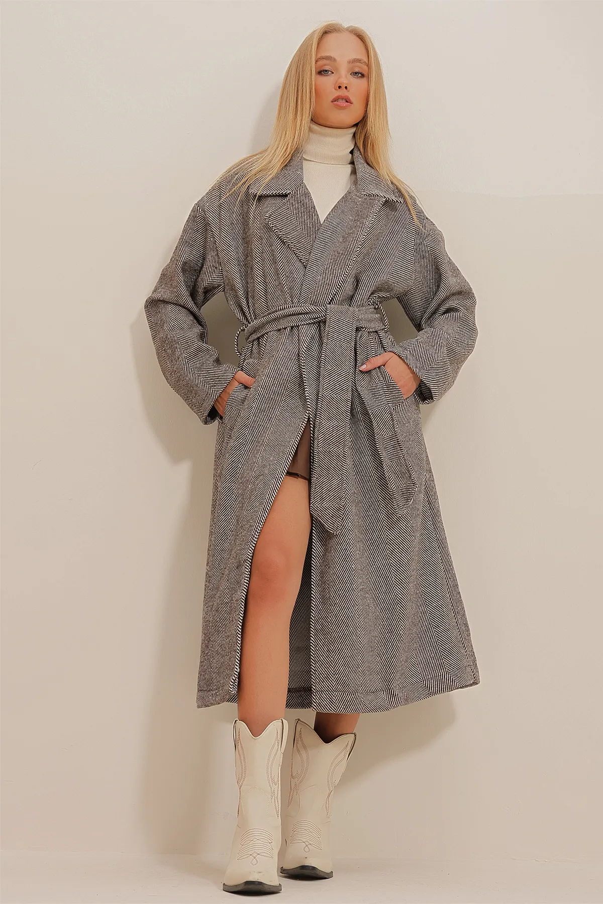 Trend Alaçatı Stili  Brauner zweireihiger Mantel für Damen mit Taillengürtel und Fischgrätmuster im Stempelmuster ALC-X10824