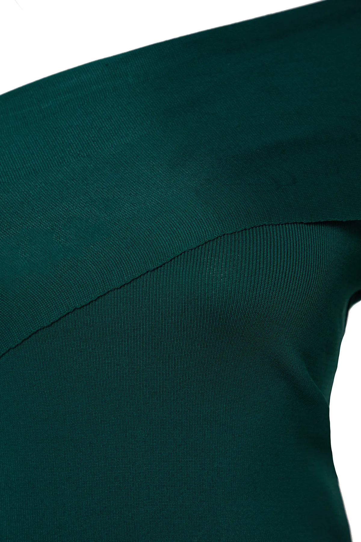 Trendyol Curve  Smaragdgrüner Strickpullover mit asymmetrischem Kragen