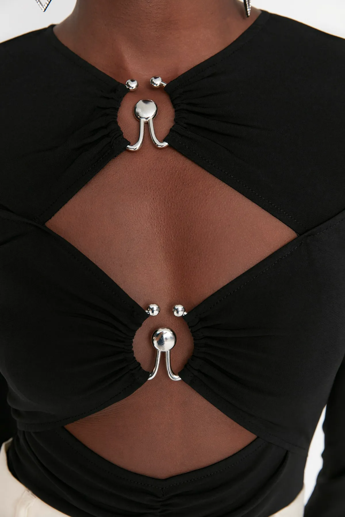 Trendyol Collection  Schwarzer Accessoire-Druckknopfkörper mit Fenster/Ausschnitt TPRSS22BD0014