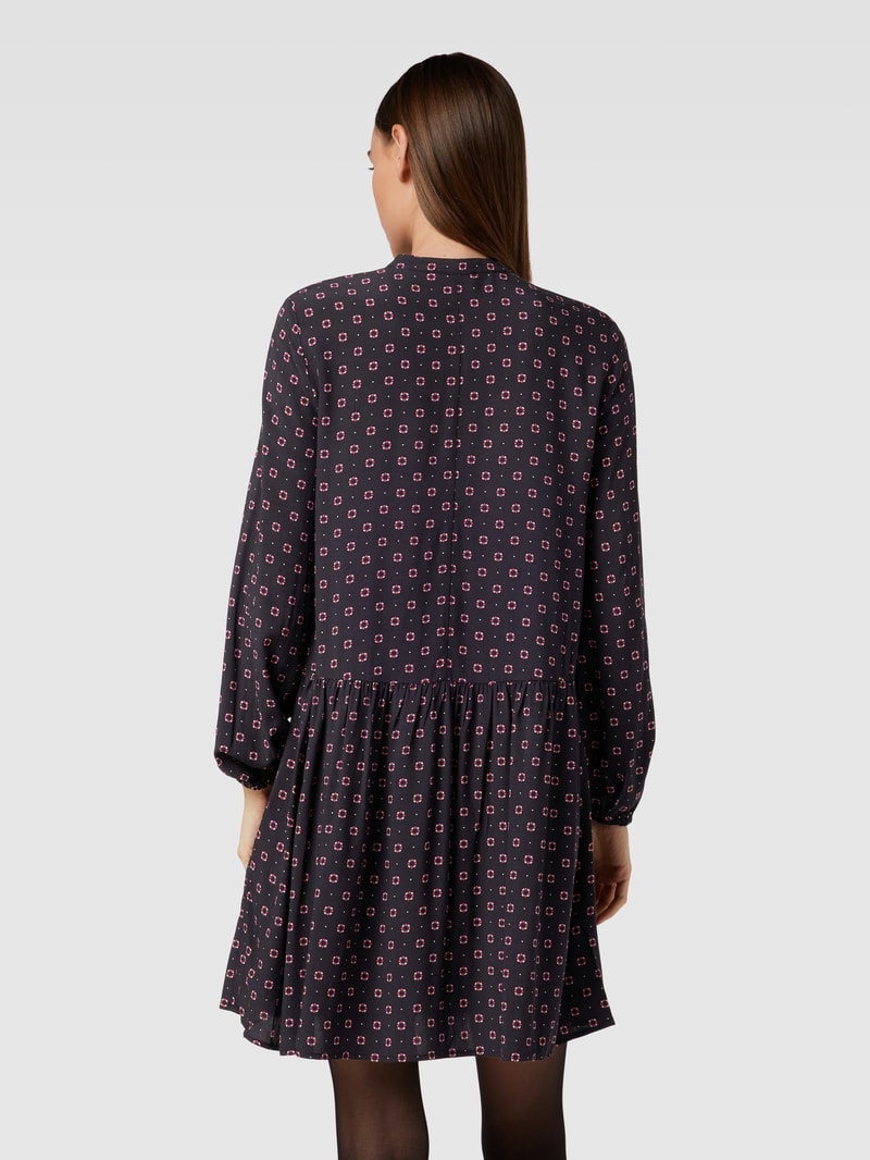 Knielanges Kleid mit floralem Allover-Muster in schwarz