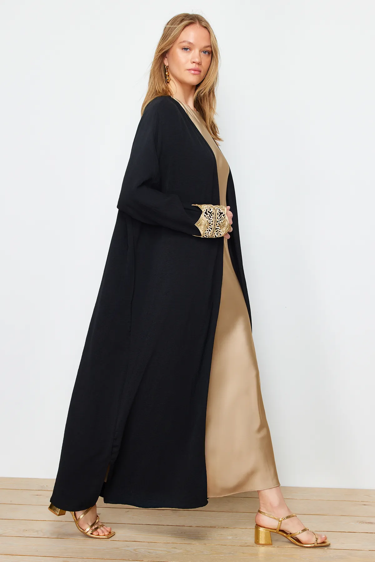 Trendyol Modest  Schwarze, goldfarbene, gewebte Aerobin-Kappe und Ferace und Abaya mit Brode-Detail aus Stein TCTSS24KF00031