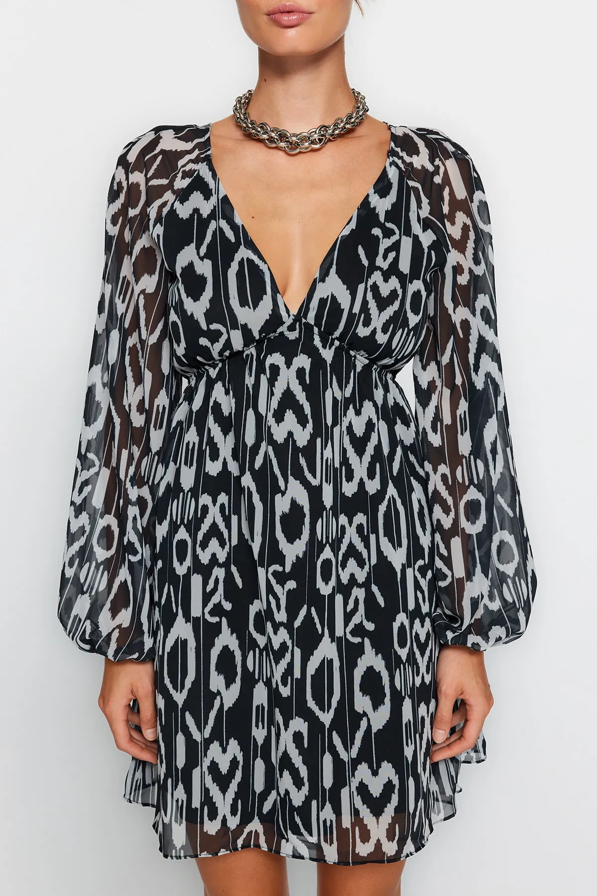 Trendyol Collection  Schwarzes, mit Chiffon gefüttertes, gewebtes Minikleid mit Taillenöffnung TWOSS23EL00519