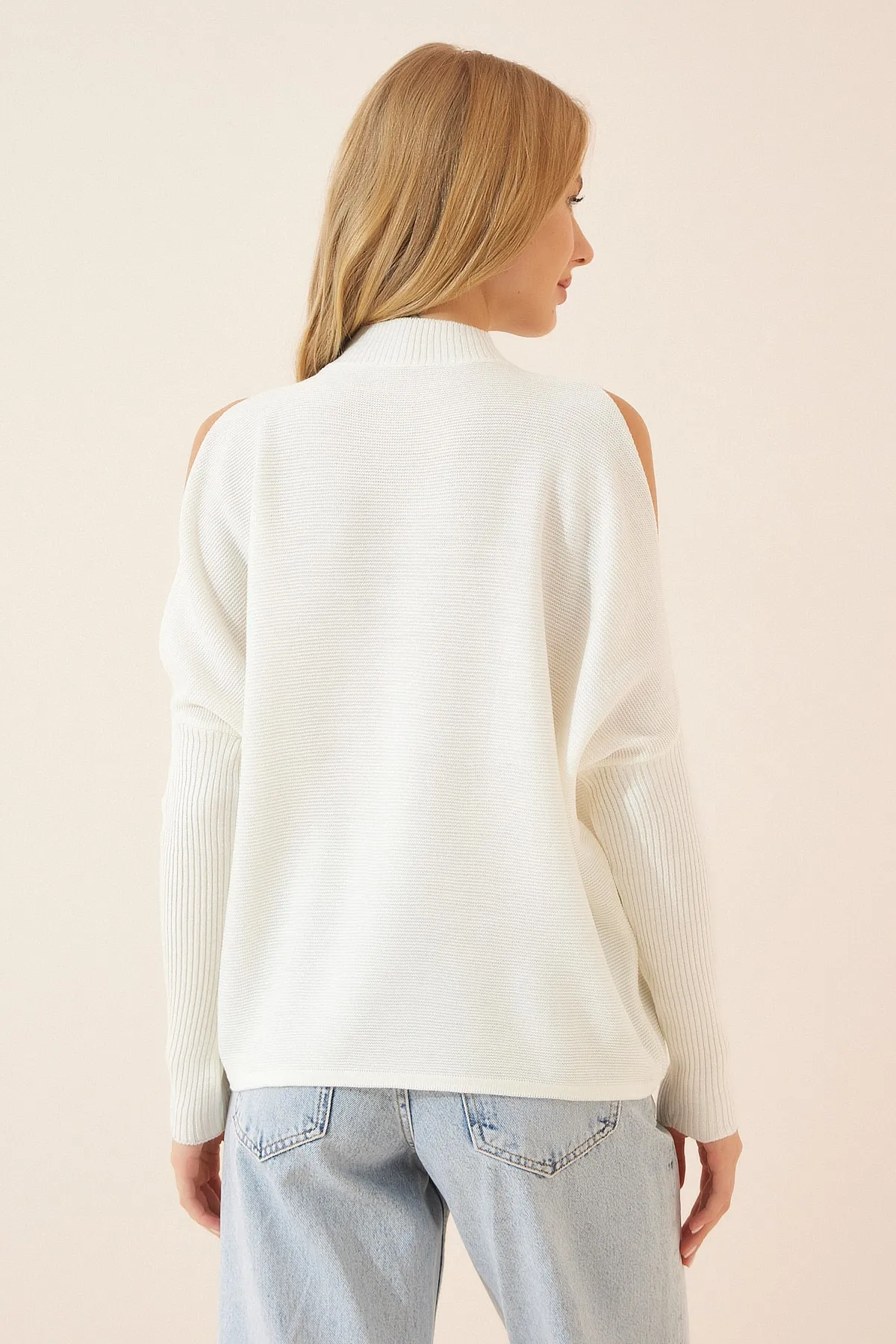 Happiness İstanbul  Ecrufarbener Oversize-Strickpullover mit Cut-Outs und Detail für Damen AS00015