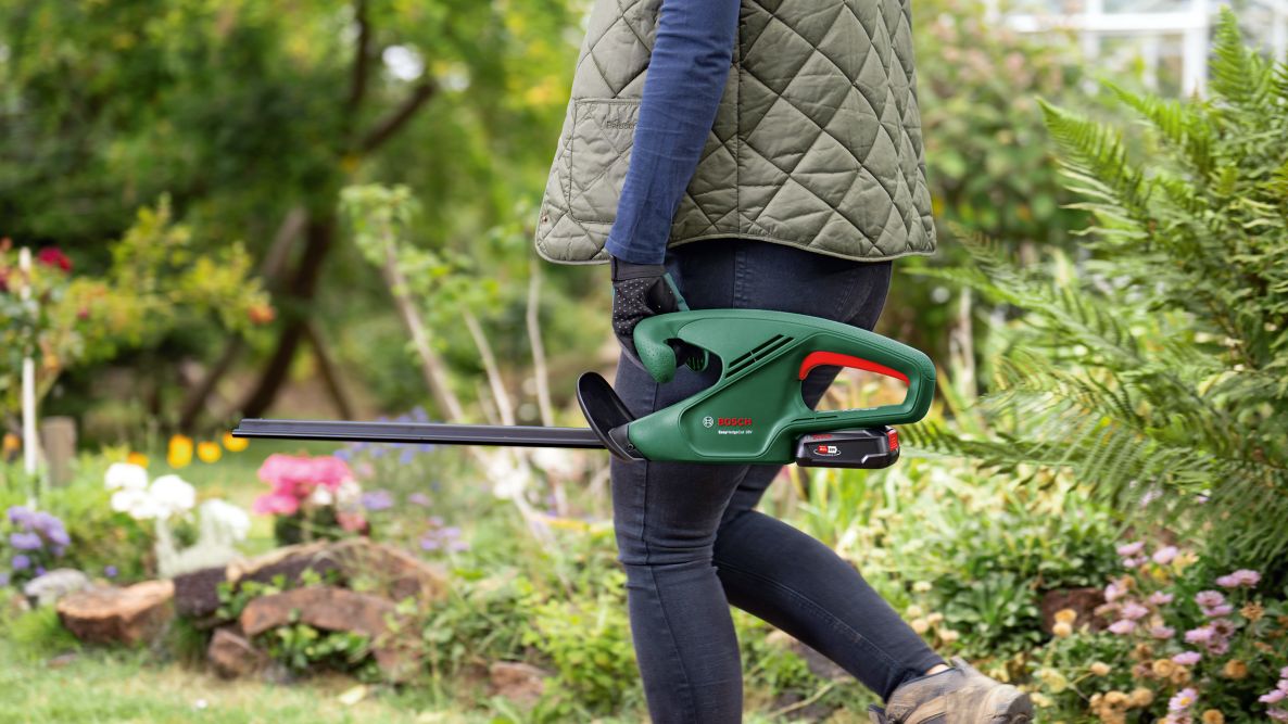 Bosch Green 0600849H07 EasyHedgeCut 18V-44-11 Sladdlös häcksax 1x 18V 2,0 Ah och laddare AL1810CV