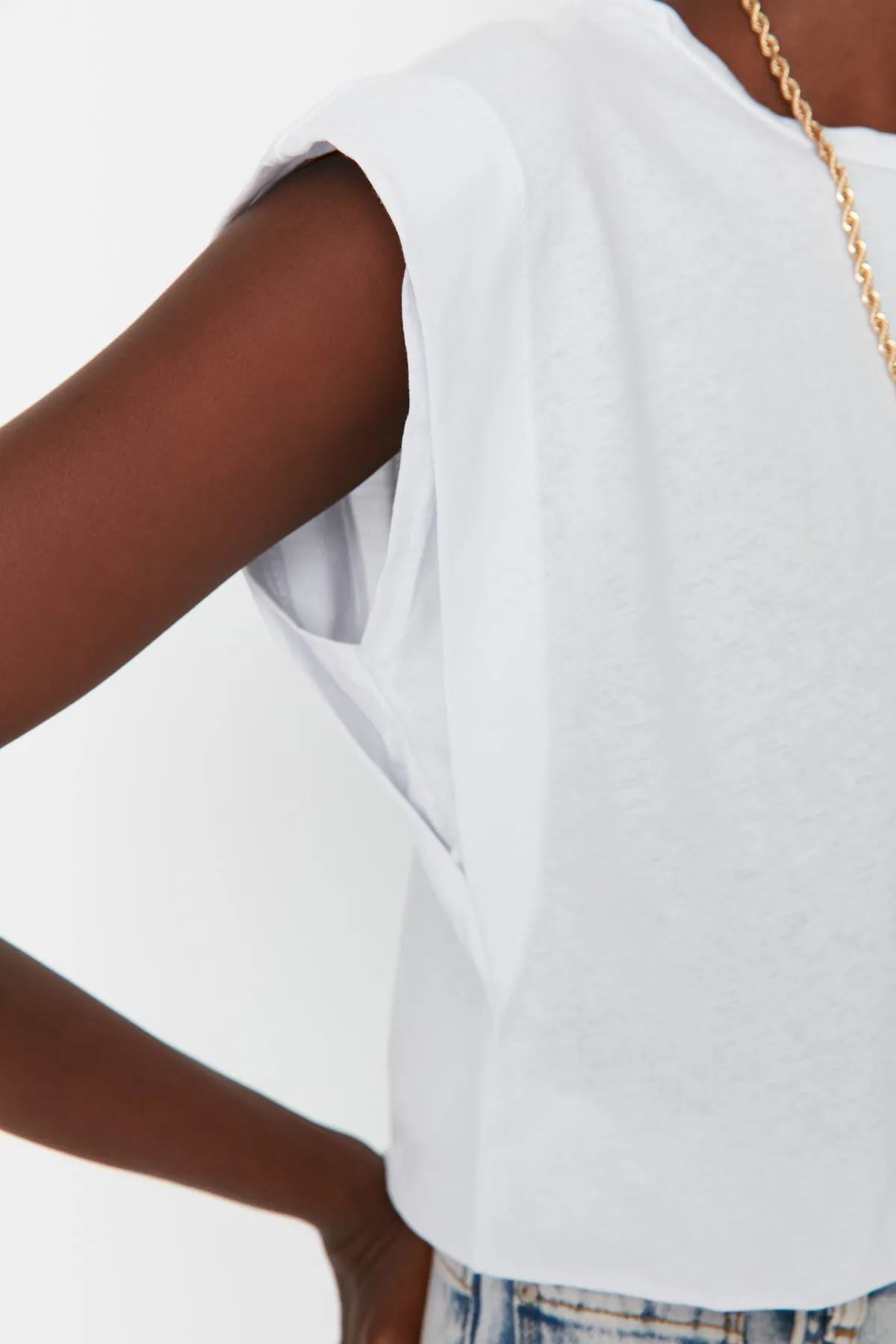 Trendyol Collection  Weißes Basic-Strick-T-Shirt mit Rundhalsausschnitt aus 100 % Baumwollwatte TWOSS20TS0021