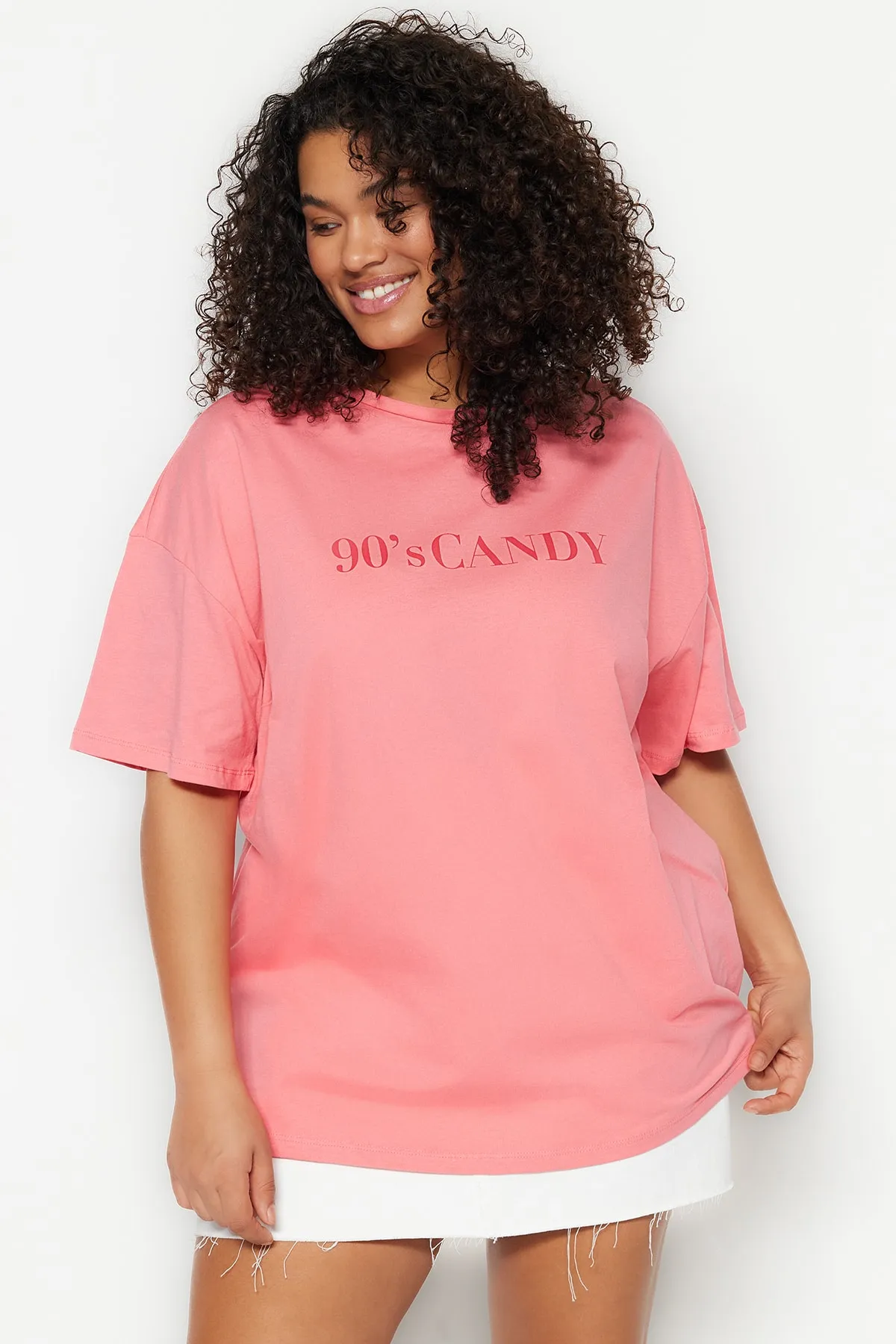 Trendyol Curve  Rosafarbenes, weit geschnittenes, bedrucktes Strick-T-Shirt mit Rundhalsausschnitt TBBSS23BF00015