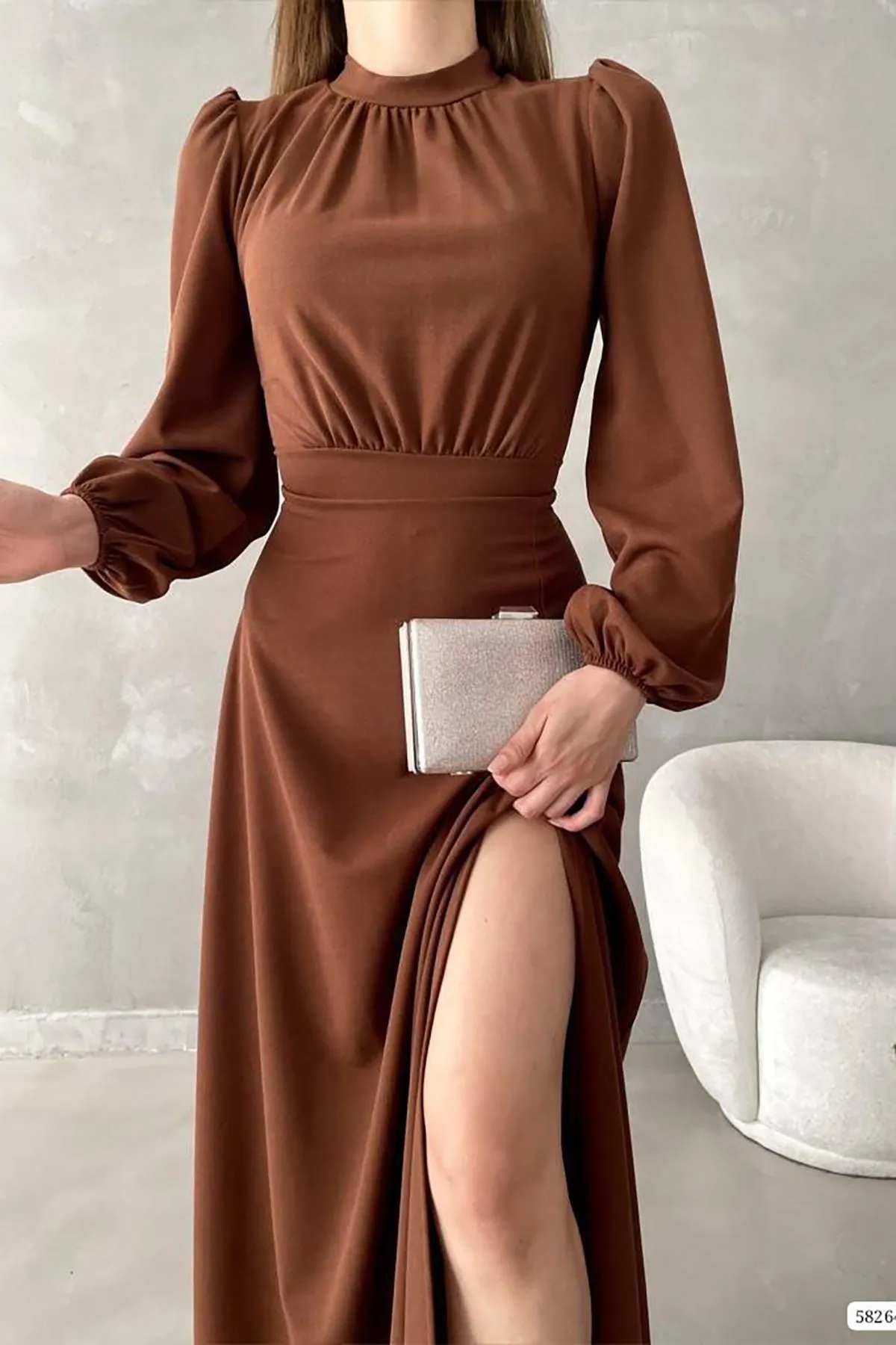 Deafox  Braunes, langärmliges, geschlitztes Maxikleid aus importiertem Kreppstoff