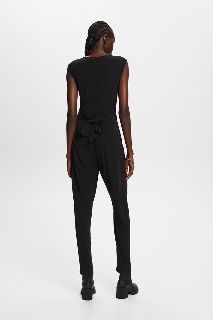 Jumpsuit mit Crossover-V-Ausschnitt