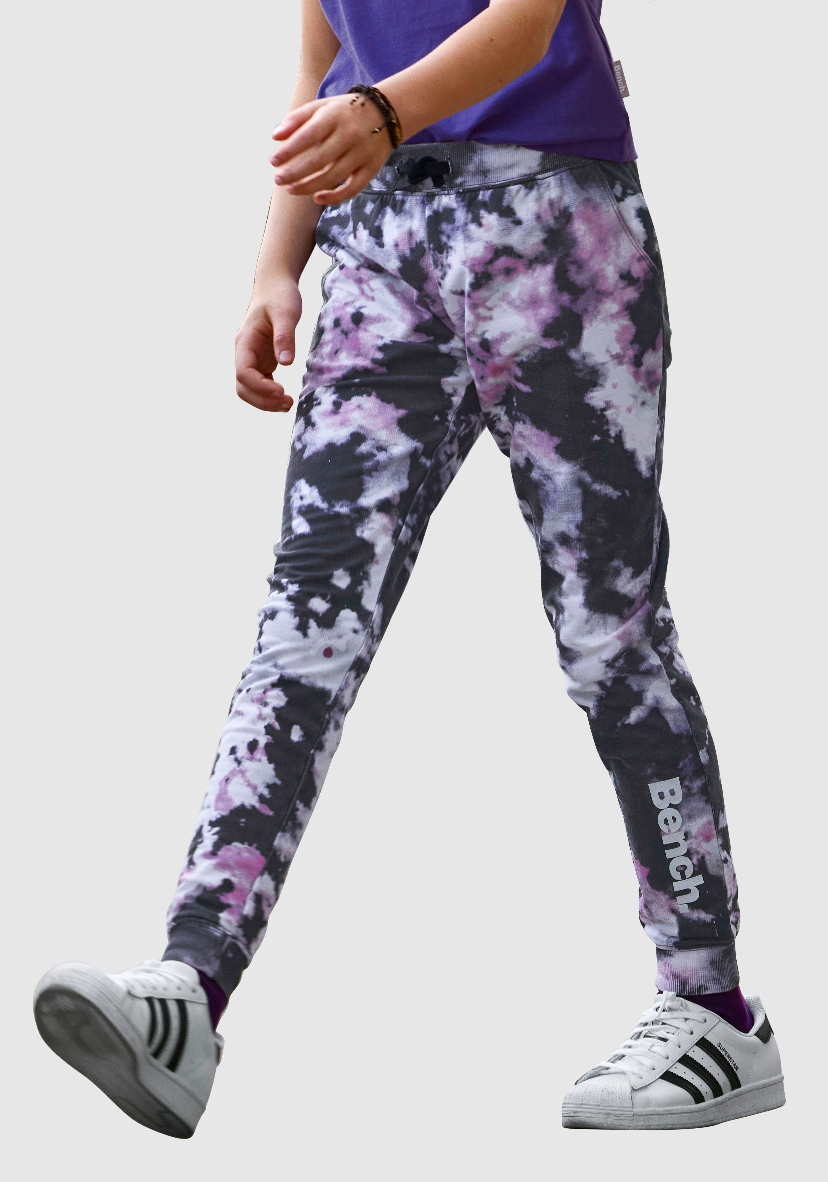 Bench. Sweathose cooles Batikmuster