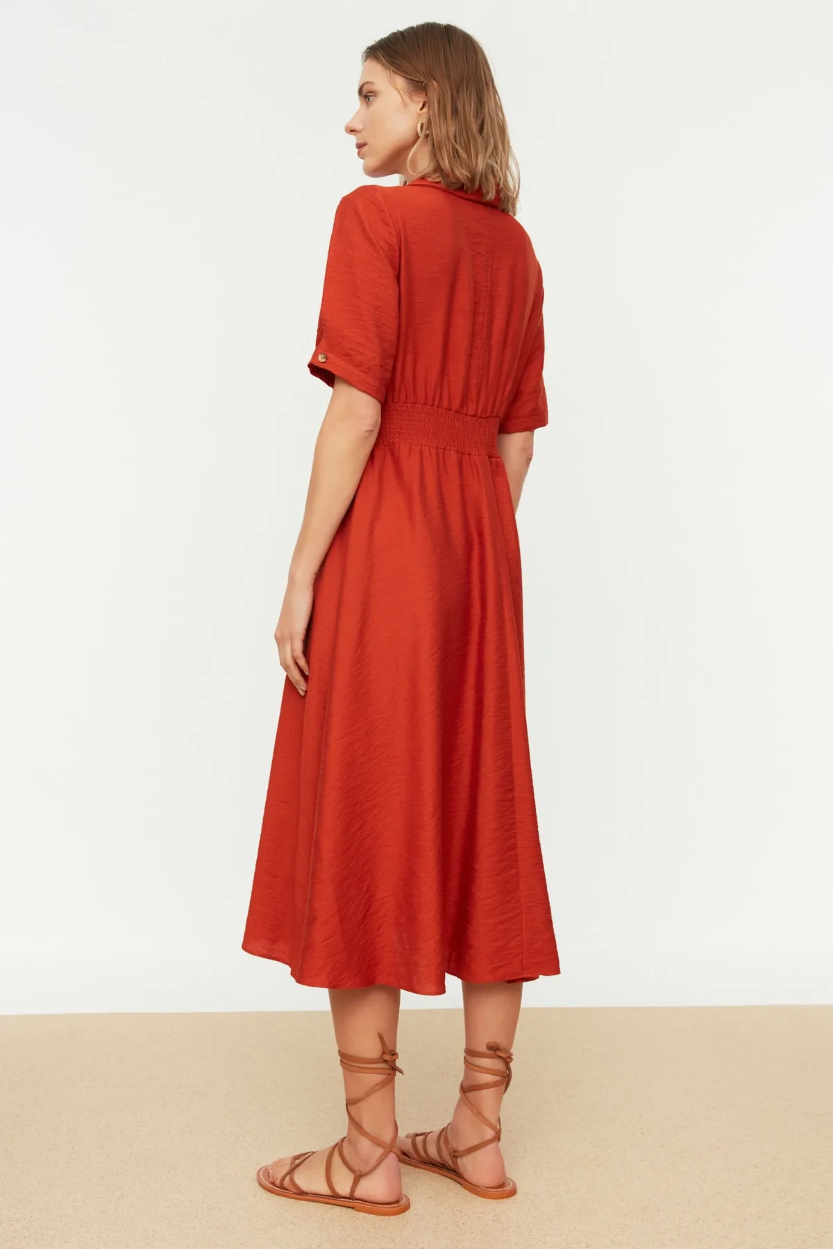 Trendyol Collection  Orangefarbenes Webkleid mit Gimpen- und Knopfdetails TWOSS21EL1023