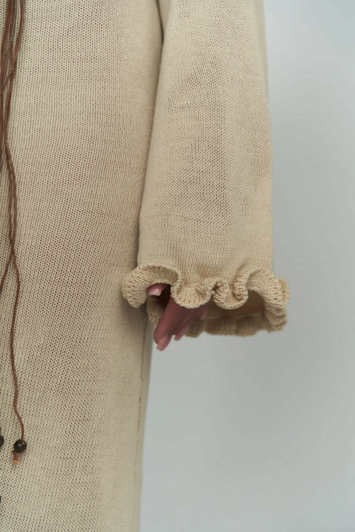 BOHEMAİ  Beigefarbenes Strickkleid mit tiefem Ausschnitt von Angela Back