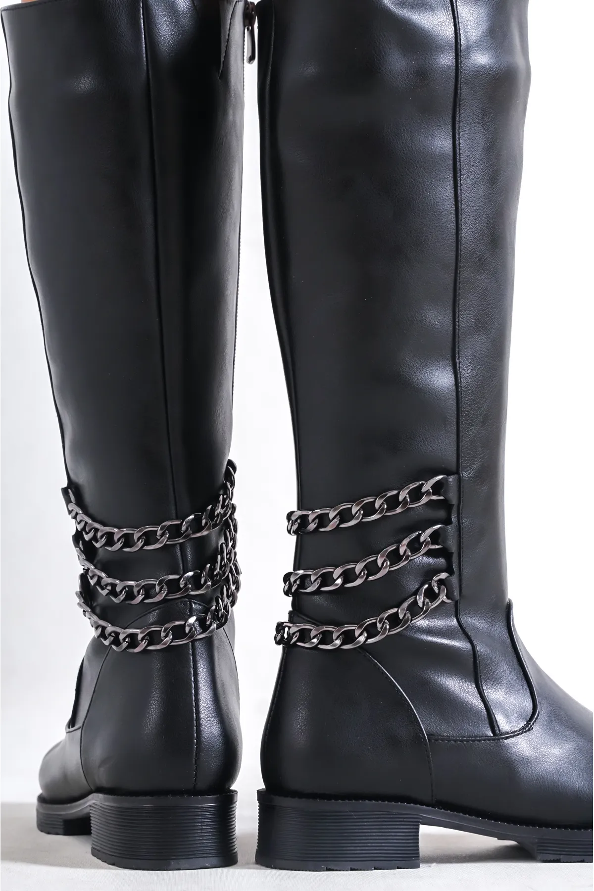 Capone Outfitters  Unterhalb des Knies Kette mit detailliertem Reißverschluss auf der Rückseite. Damenstiefel aus faltigem Lackleder
