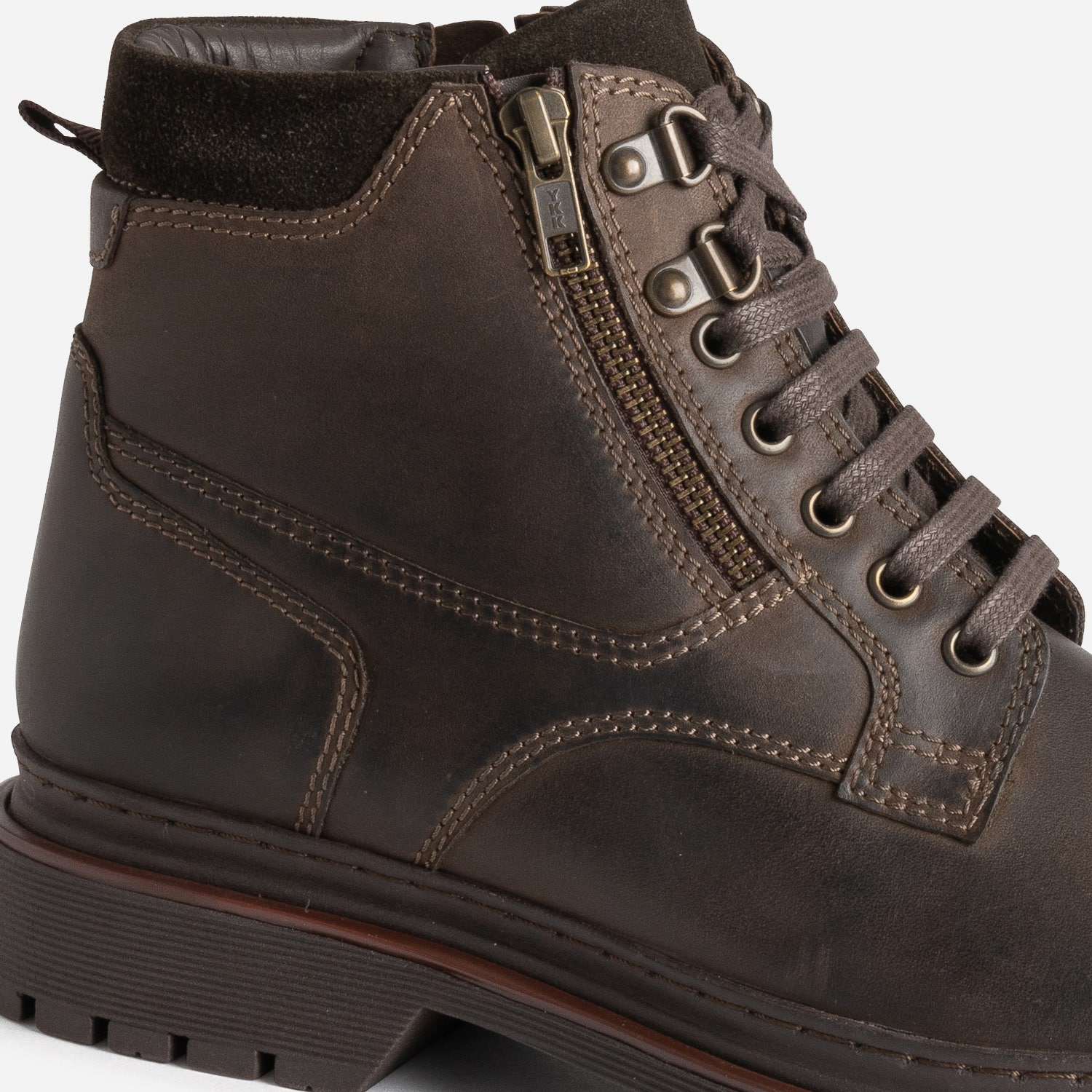 Boots à lacet marron en cuir à semelle cranté