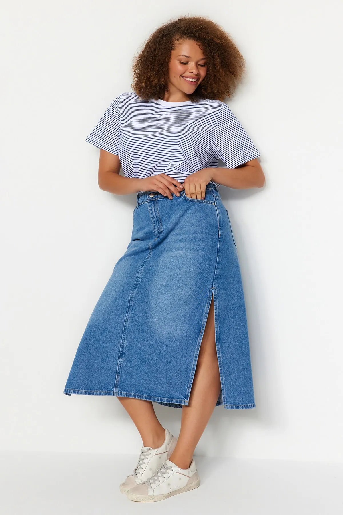 Trendyol Curve  Blauer Jeansrock mit Schlitz TBBSS23AZ00055