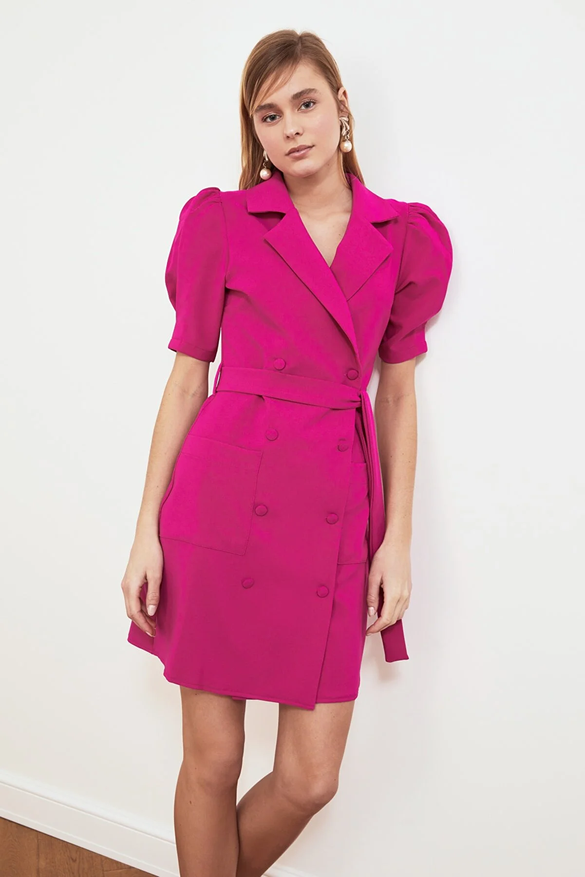Trendyol Collection  Fuchsiafarbenes zweireihiges Mini-Webkleid mit Bindedetail TWOSS20EL0236