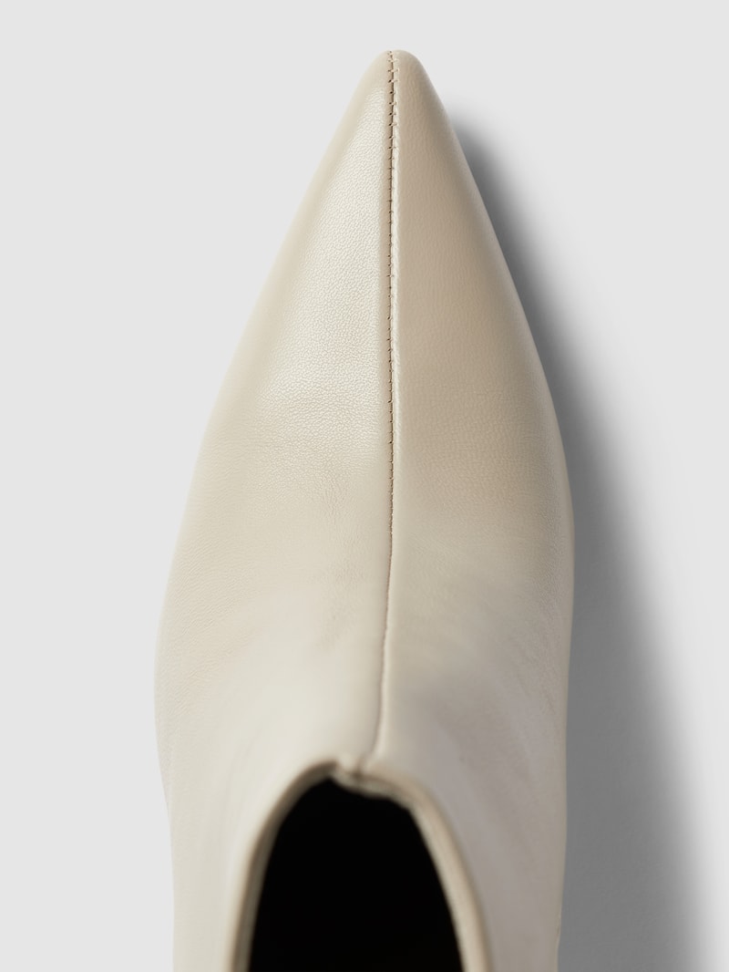 Stiefeletten mit Pfennigabsatz in ecru