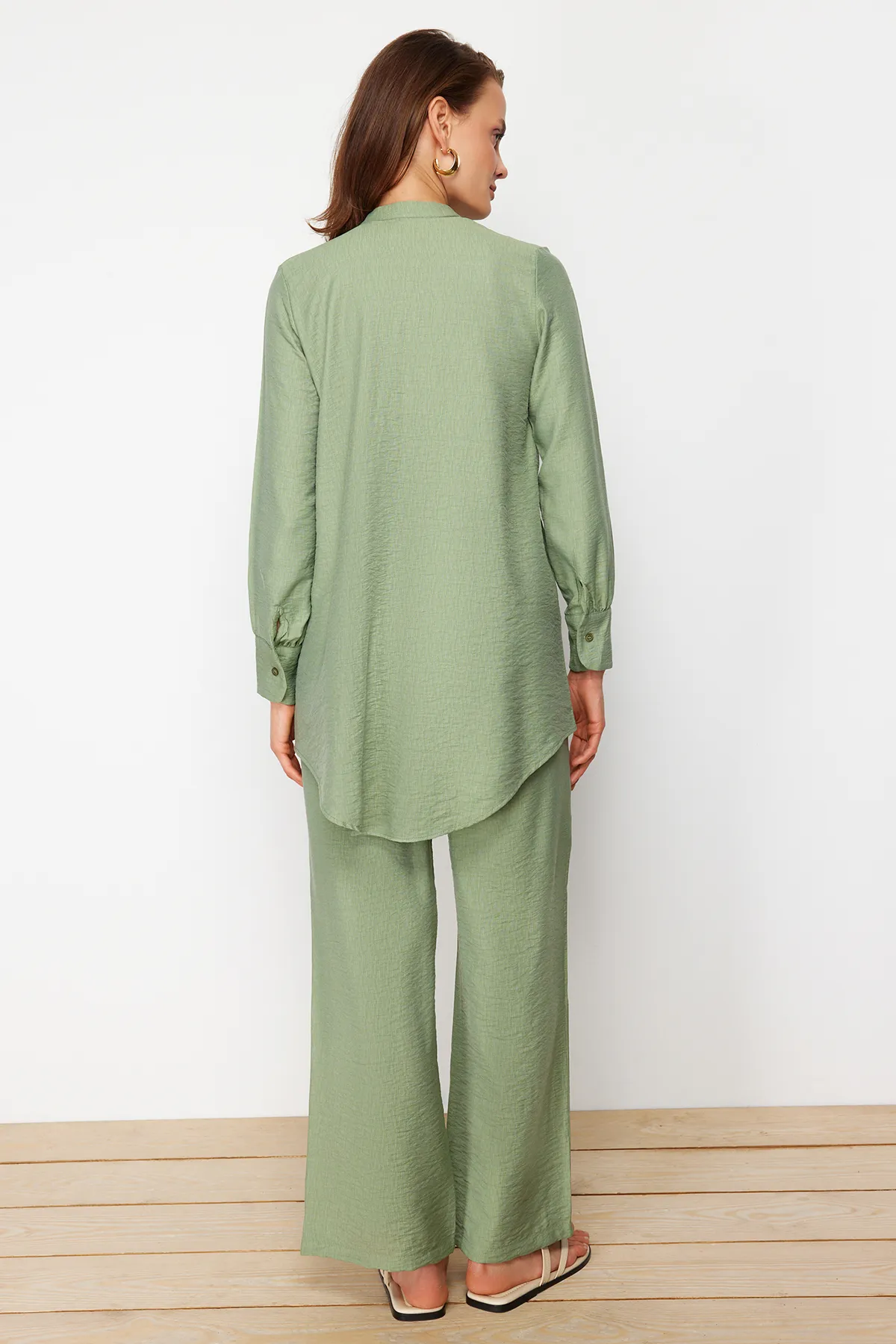Trendyol Modest  Grüner, halb verdeckter Knopfleiste an den Schultern und detaillierte Tunika-Hose aus Webstoff TCTSS22US0098