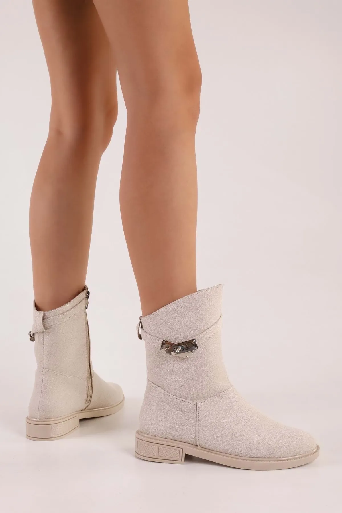 Shoeberry  Damen-Stiefel Mayslie aus beigem Wildleder mit Schnalle und flachem Absatz Beiges Wildleder