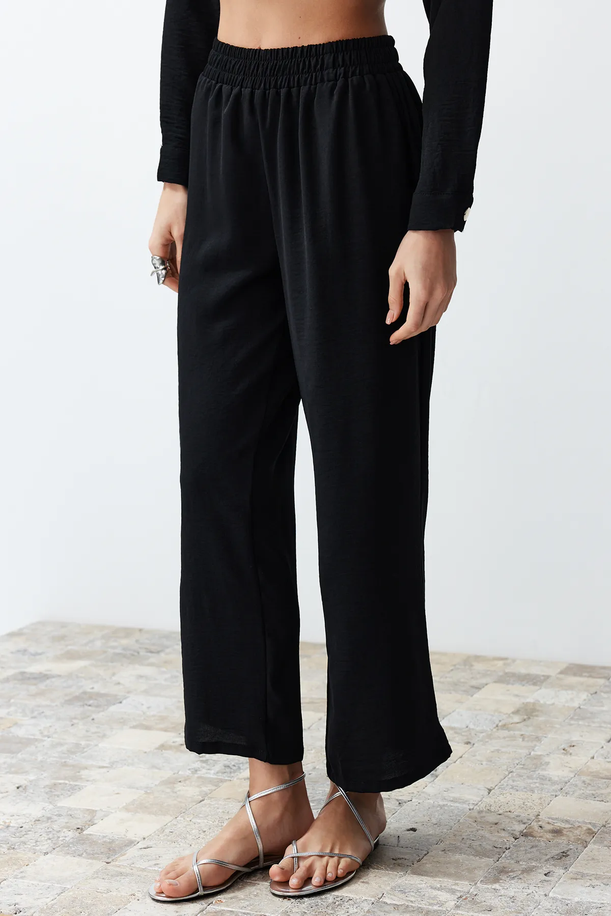 Trendyol Collection  Schwarzes, geknöpftes Oberteil-Unterteil aus Webstoff TWOSS24AU00108