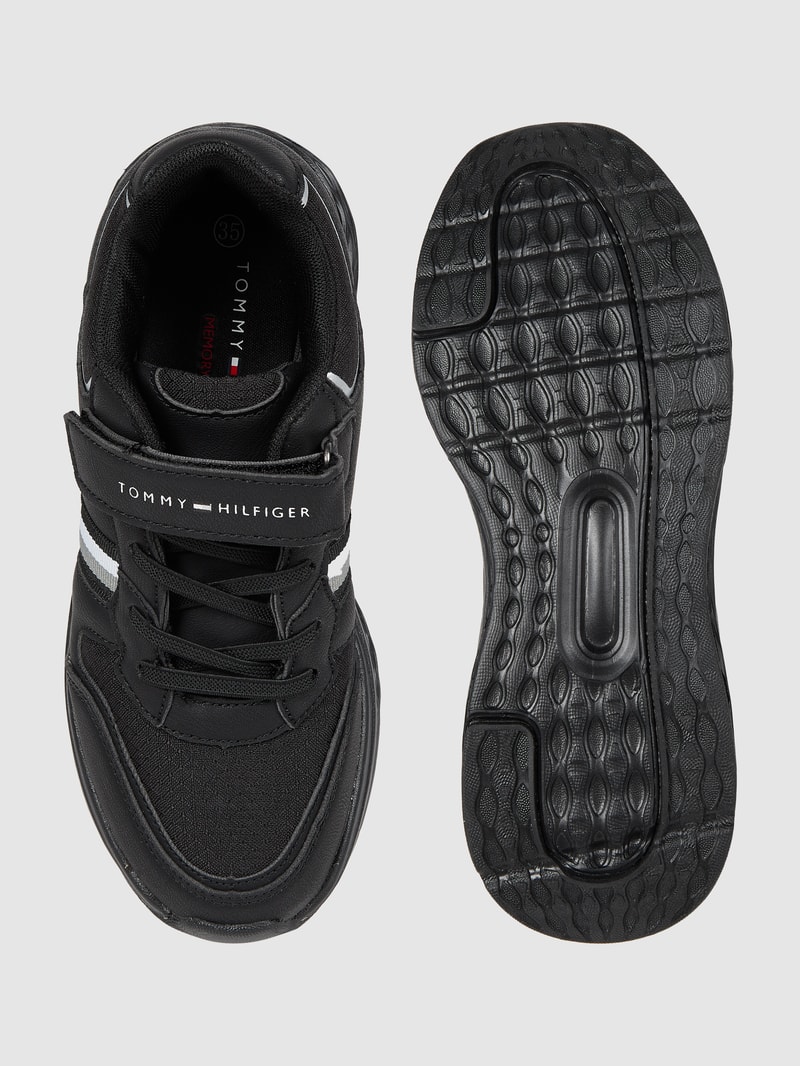 Sneaker in Leder-Optik in schwarz