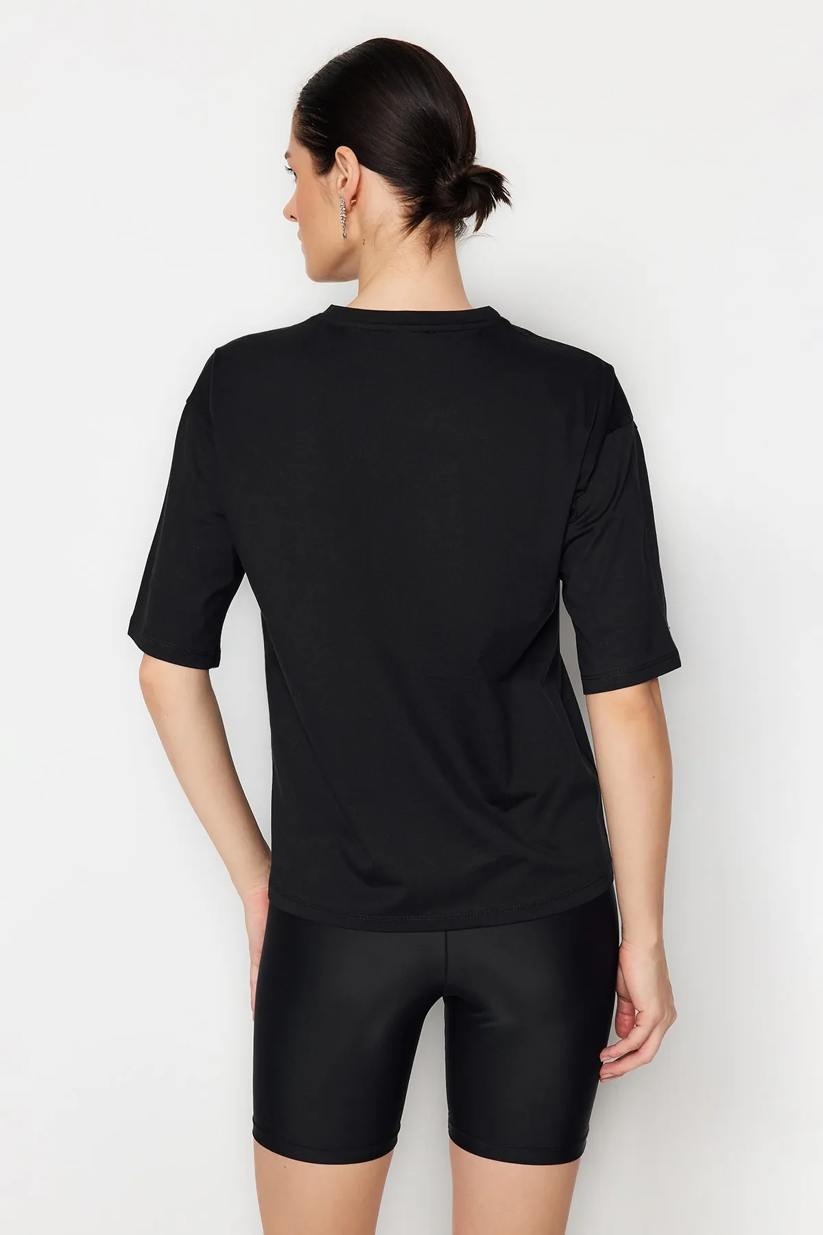Trendyol Collection  Schwarzes Stone-detailliertes, entspanntes/weites, entspannt geschnittenes Strick-T-Shirt mit Rundhalsausschnitt TWOSS23TS00153